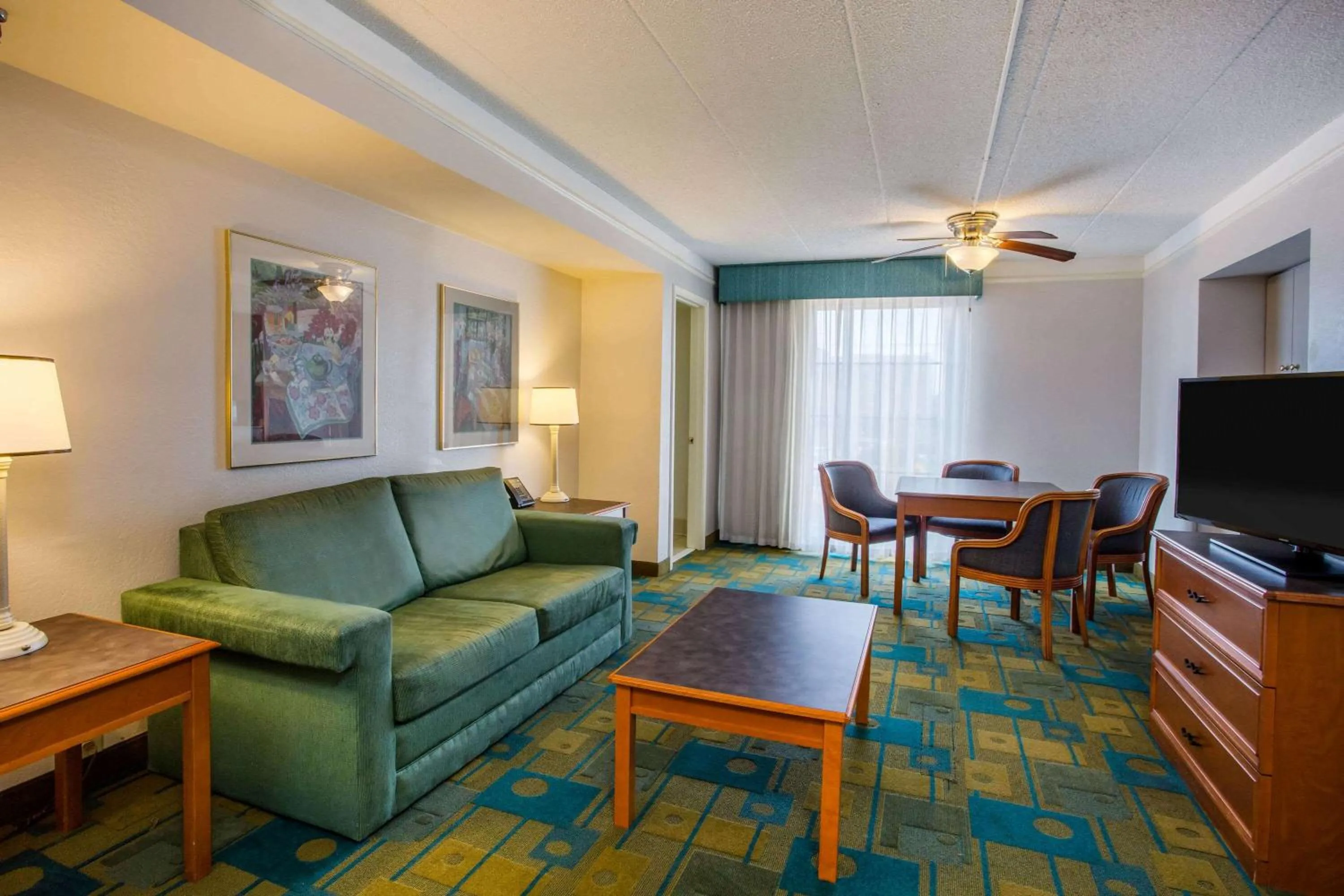 Living room in La Quinta Inn by Wyndham Norfolk Virginia Beach
