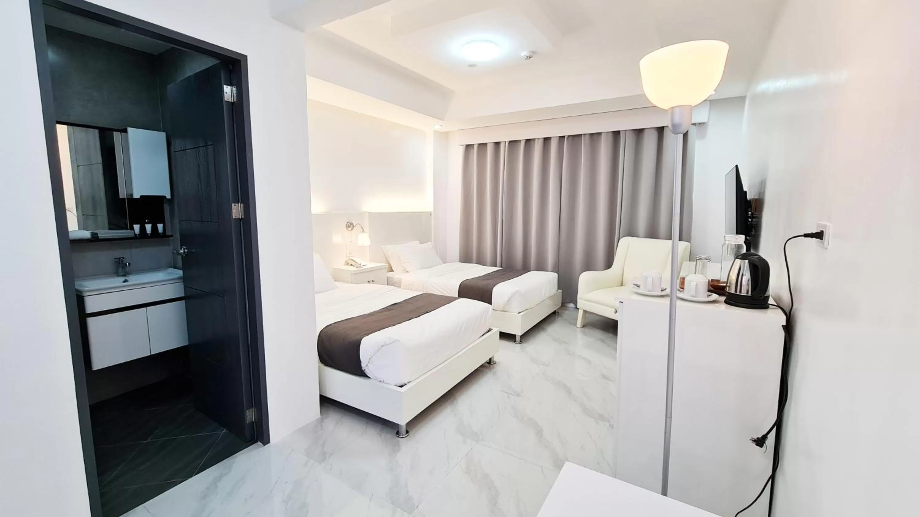 Bedroom, Bed in Staycation Hotel