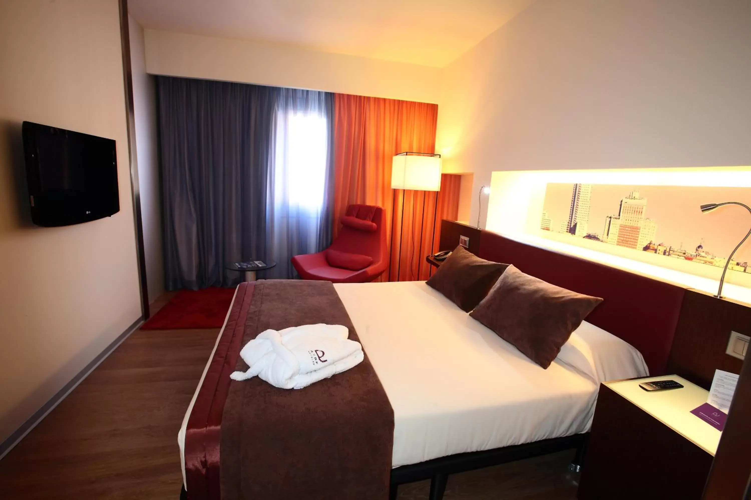 Bed in Madrid - Retiro, an IHG Hotel