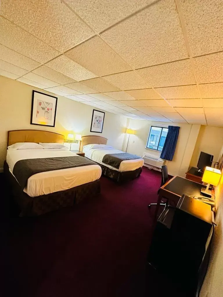Bed in Travel Inn & Suites
