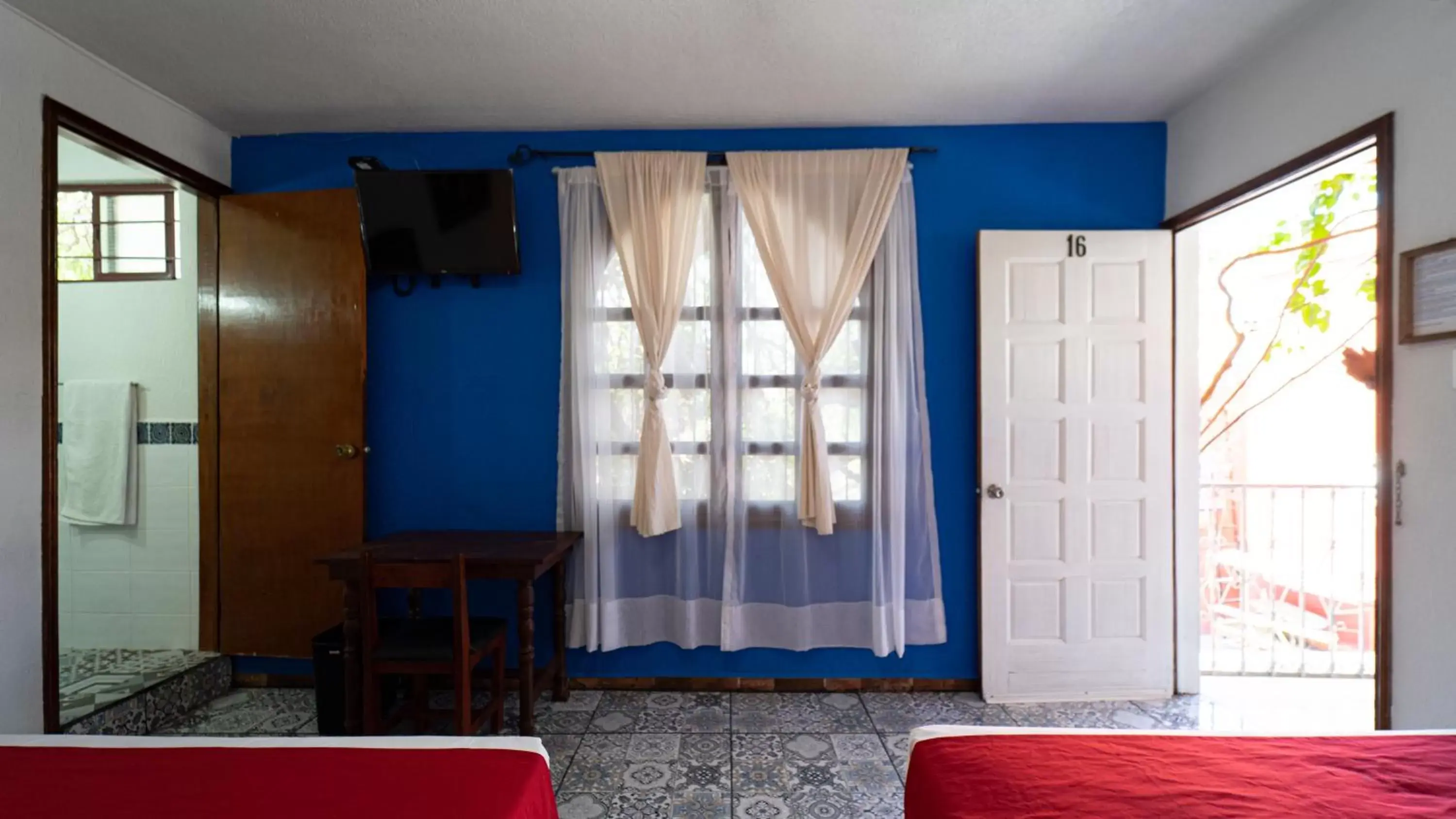 TV and multimedia in Hotel Posada Bugambilias