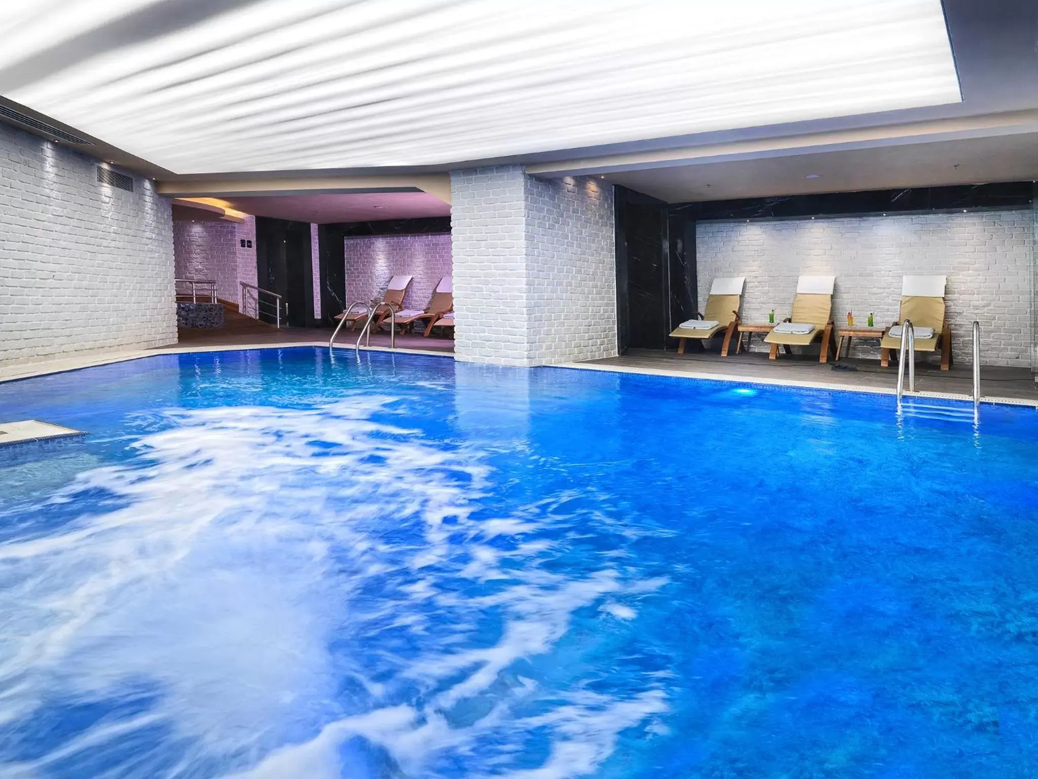 Swimming pool in Mercure Istanbul Bomonti Swimming pool in Mercure Istanbul Bomonti