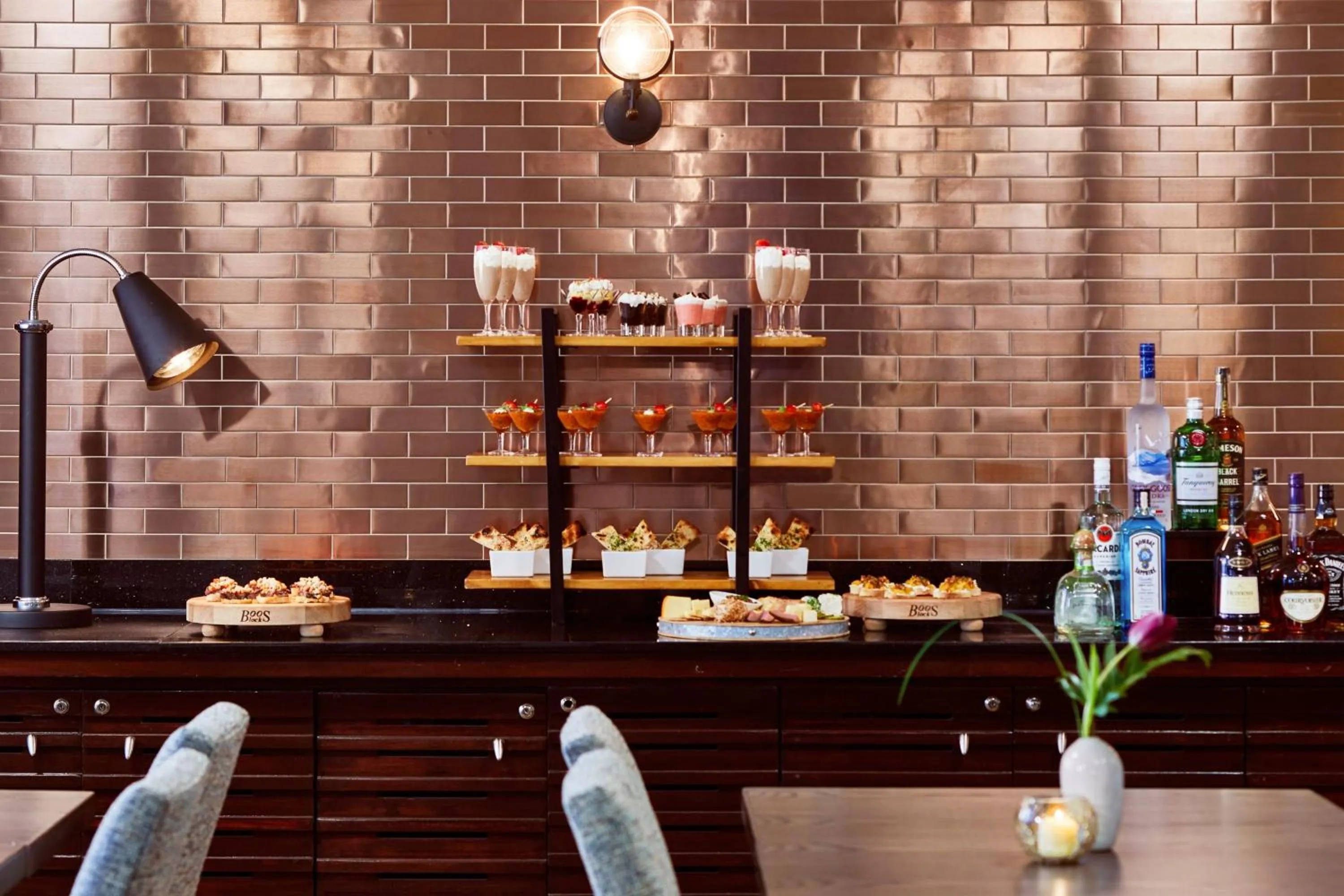 Lounge or bar in Renaissance Mobile Riverview Plaza Hotel