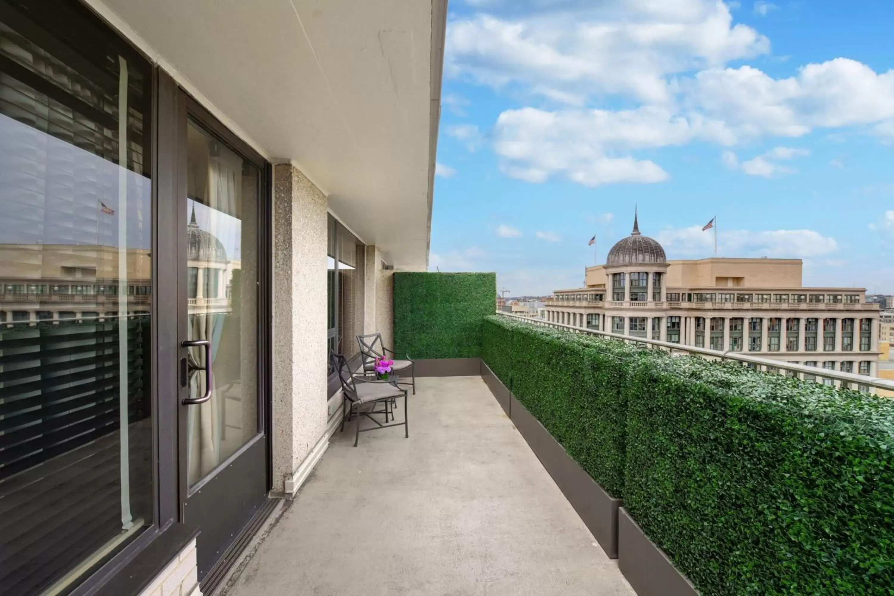 Photo of the whole room, Balcony/Terrace in The Madison Hotel