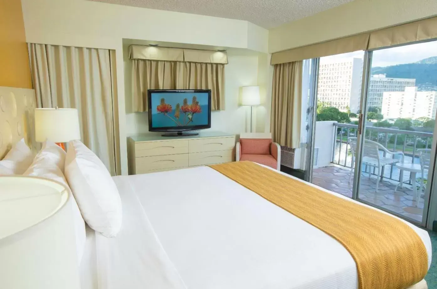 Mountain view, Bed in Coconut Waikiki Hotel