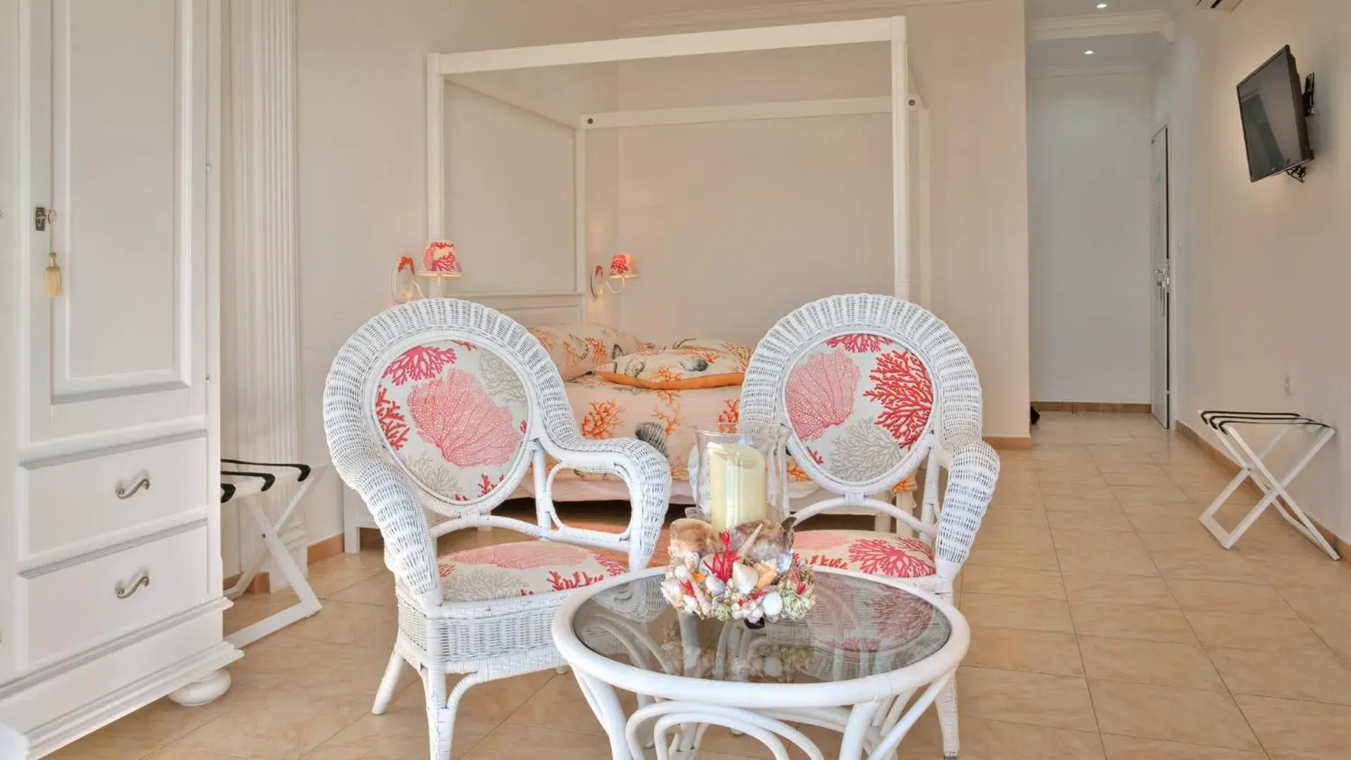 Seating area in Hotel La Calanque