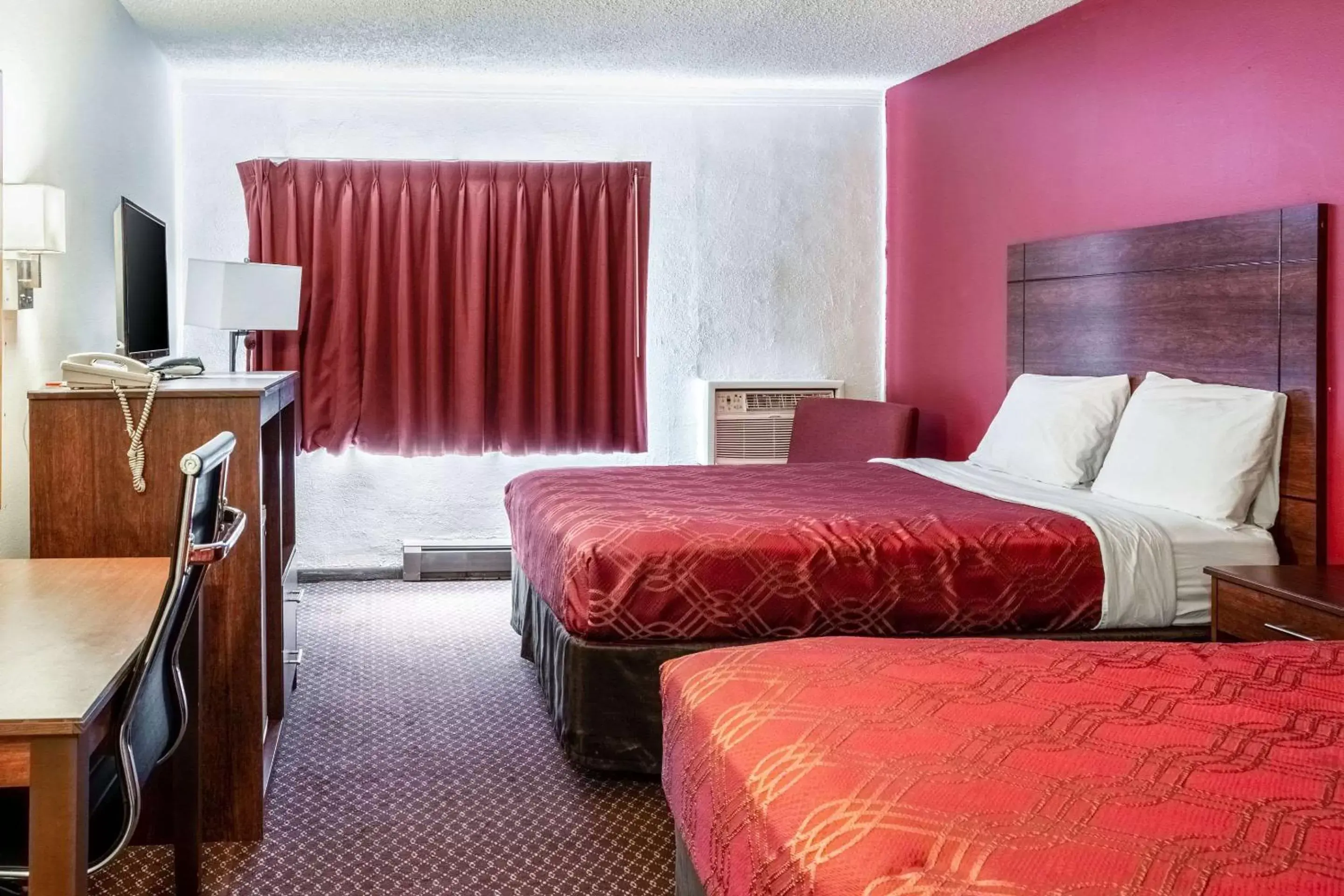 Photo of the whole room, Bed in Econo Lodge Prineville