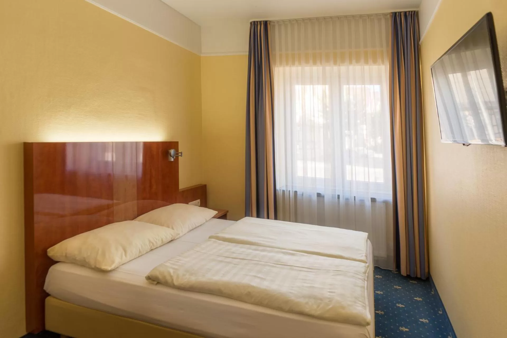 Photo of the whole room, Bed in Aparthotel Astro - Nichtraucherhotel