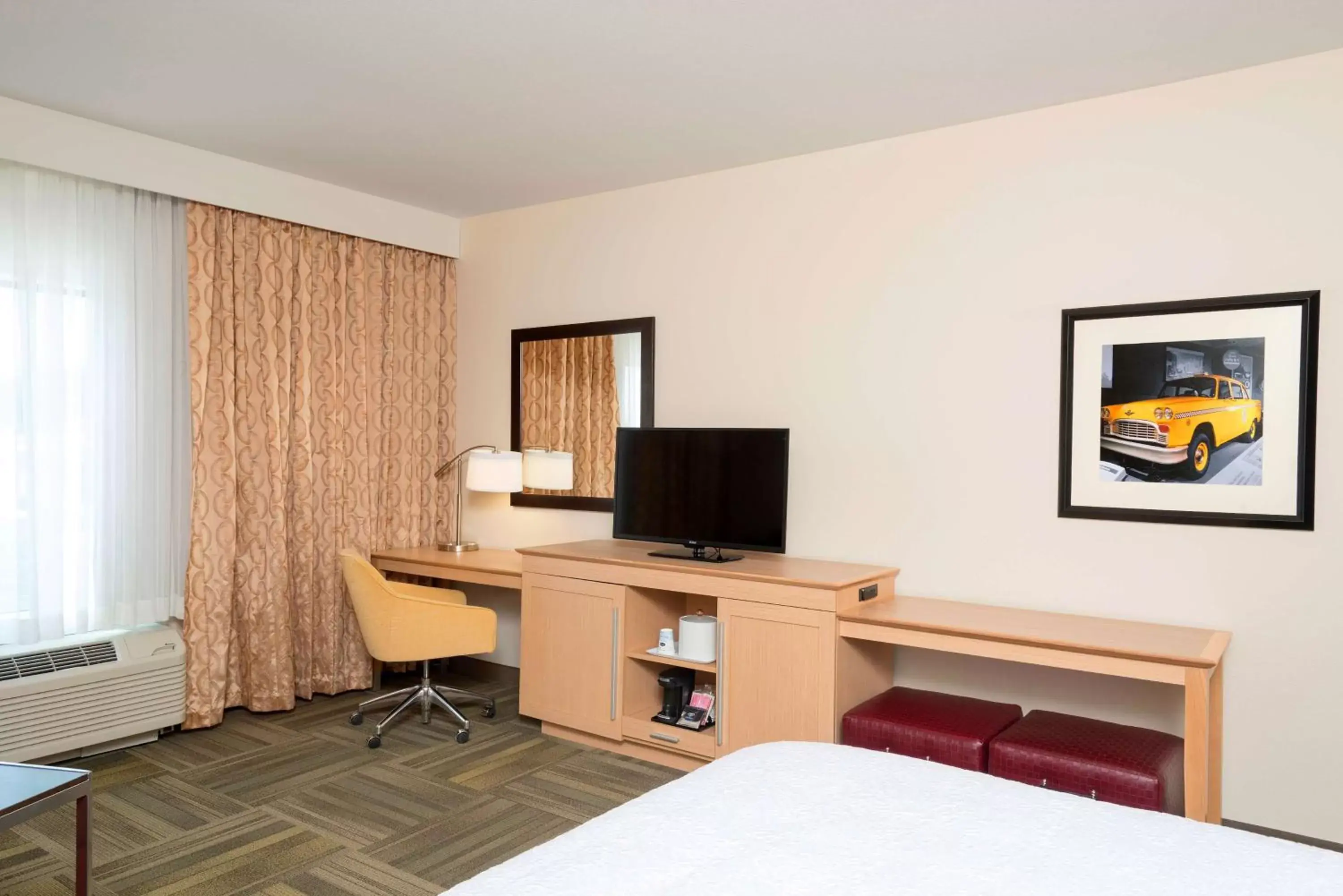 Bed, TV/Entertainment Center in Hampton Inn Kalamazoo