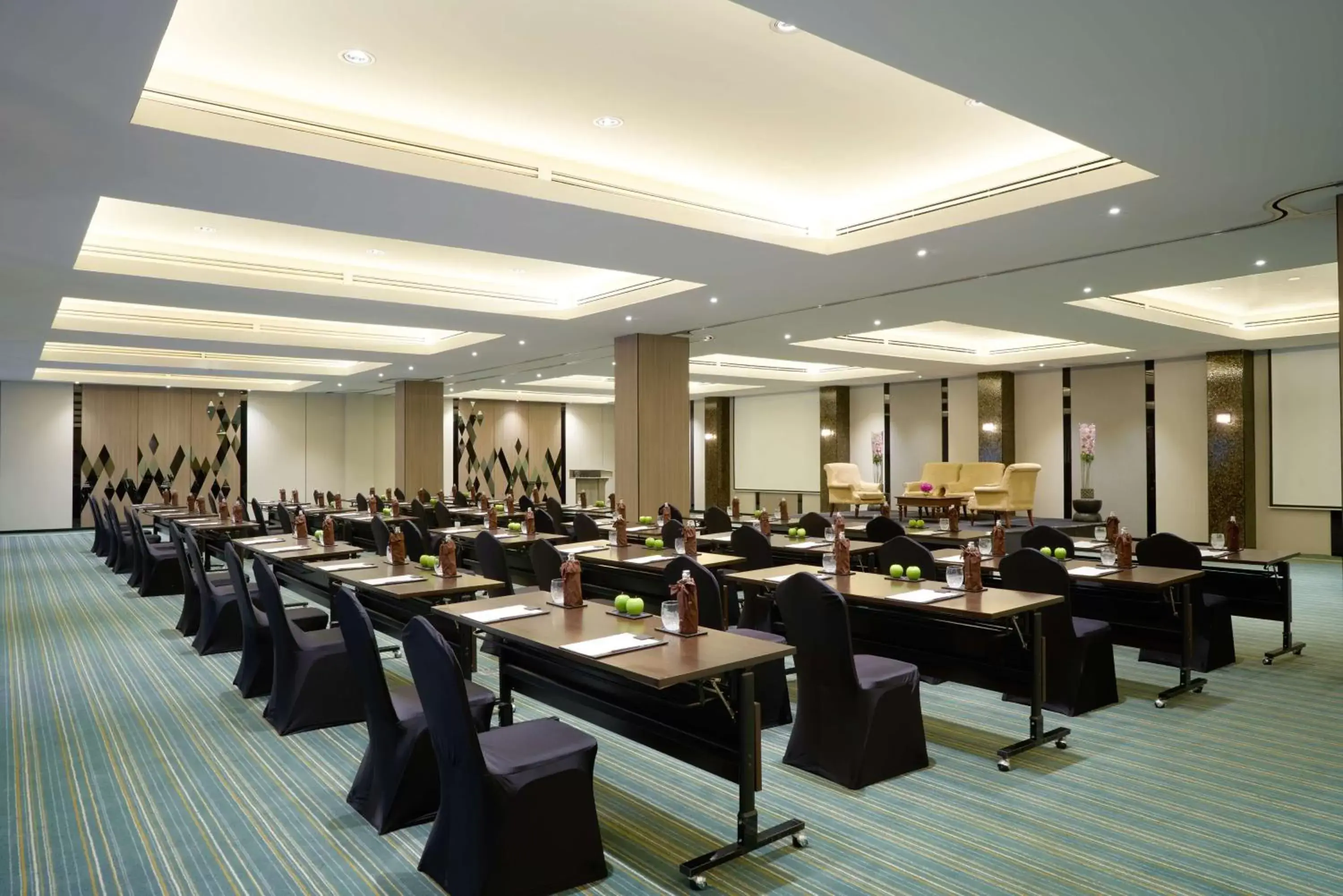 Meeting/conference room, Restaurant/Places to Eat in Avani Pattaya Resort