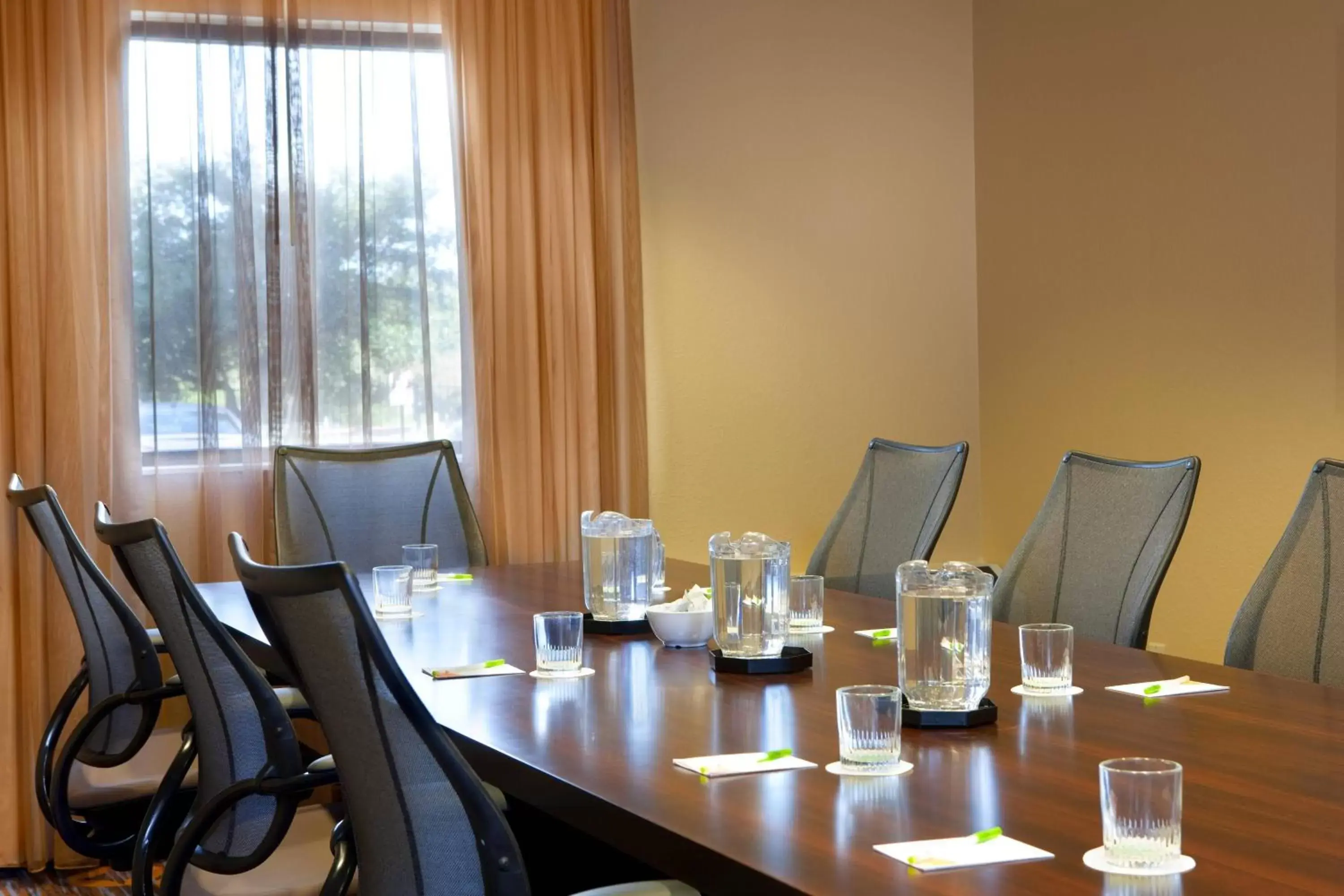 Meeting/conference room, Restaurant/Places to Eat in Courtyard Dallas Addison Quorum Drive