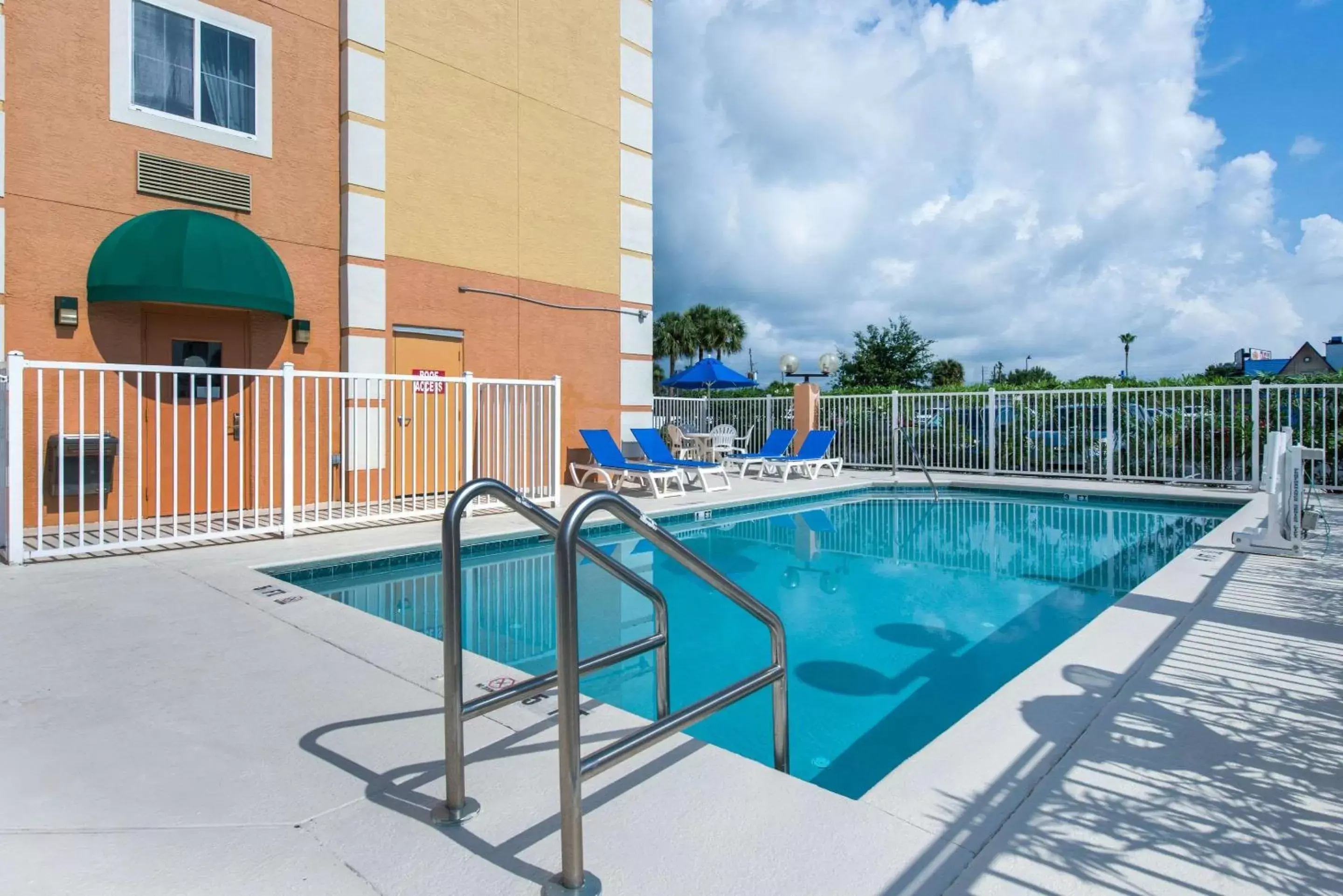 On site, Swimming Pool in Comfort Inn Kissimmee-Lake Buena Vista South