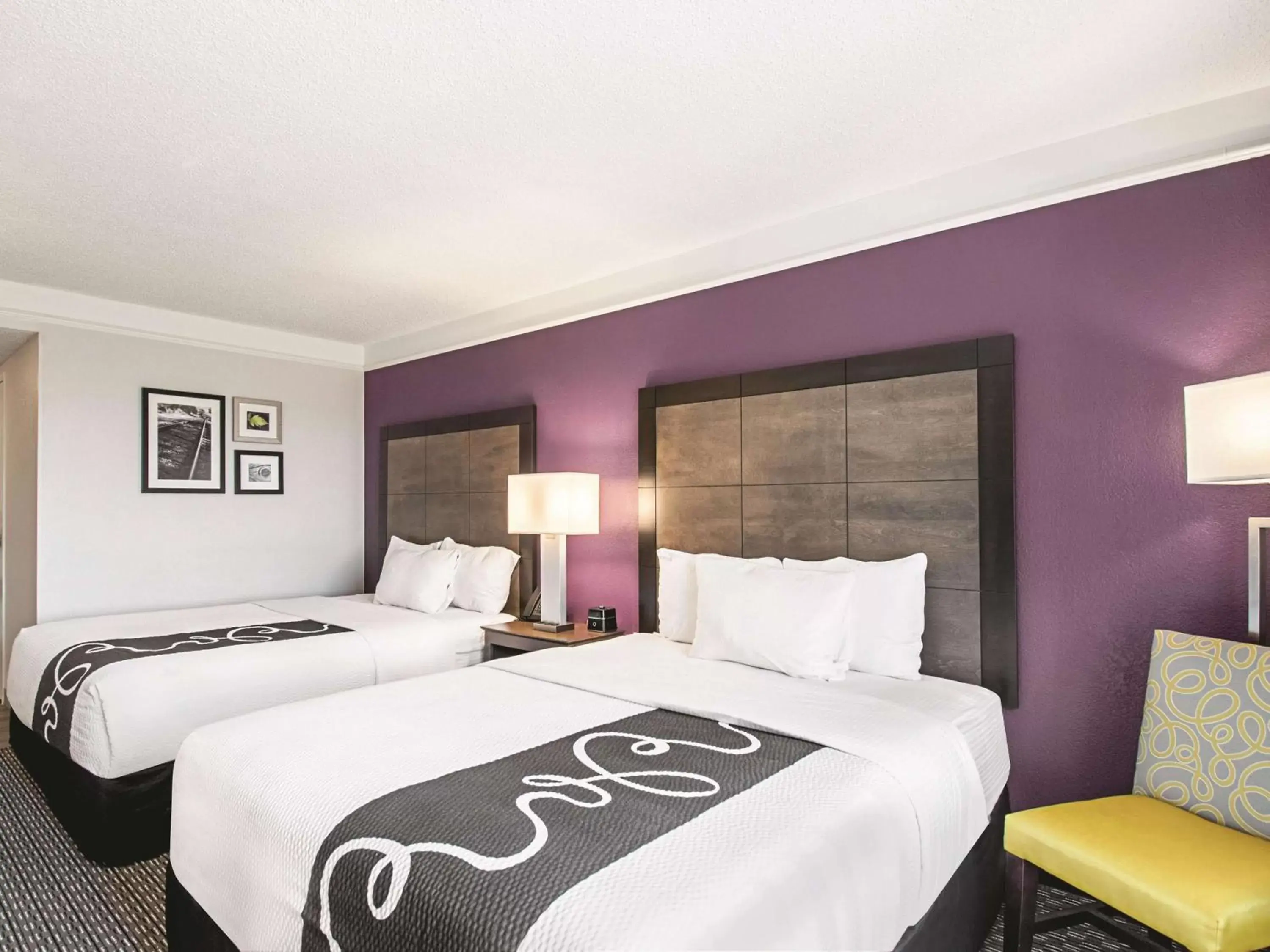 Photo of the whole room, Bed in La Quinta by Wyndham Cincinnati Sharonville