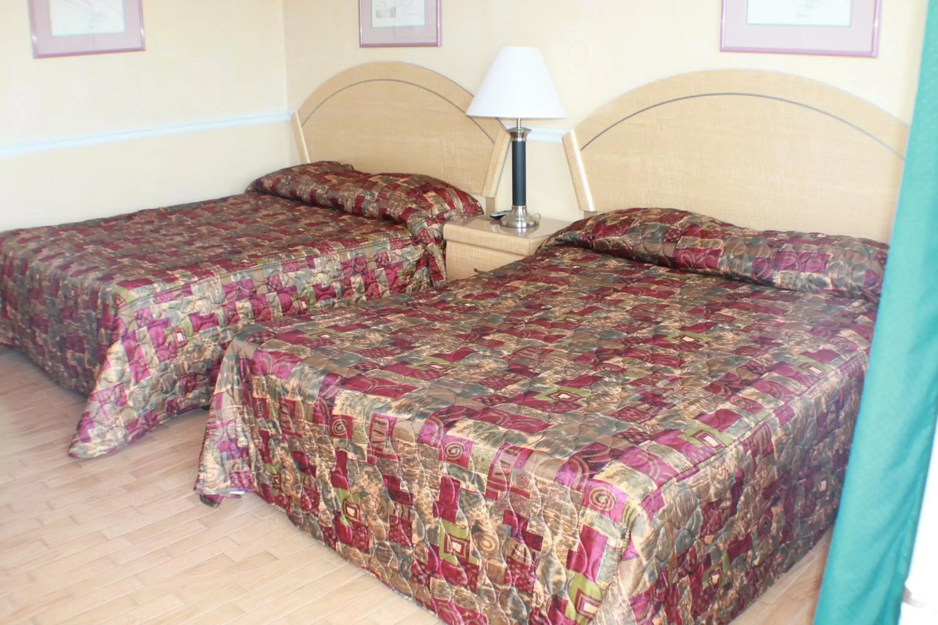Bed in Bay Breeze Motel