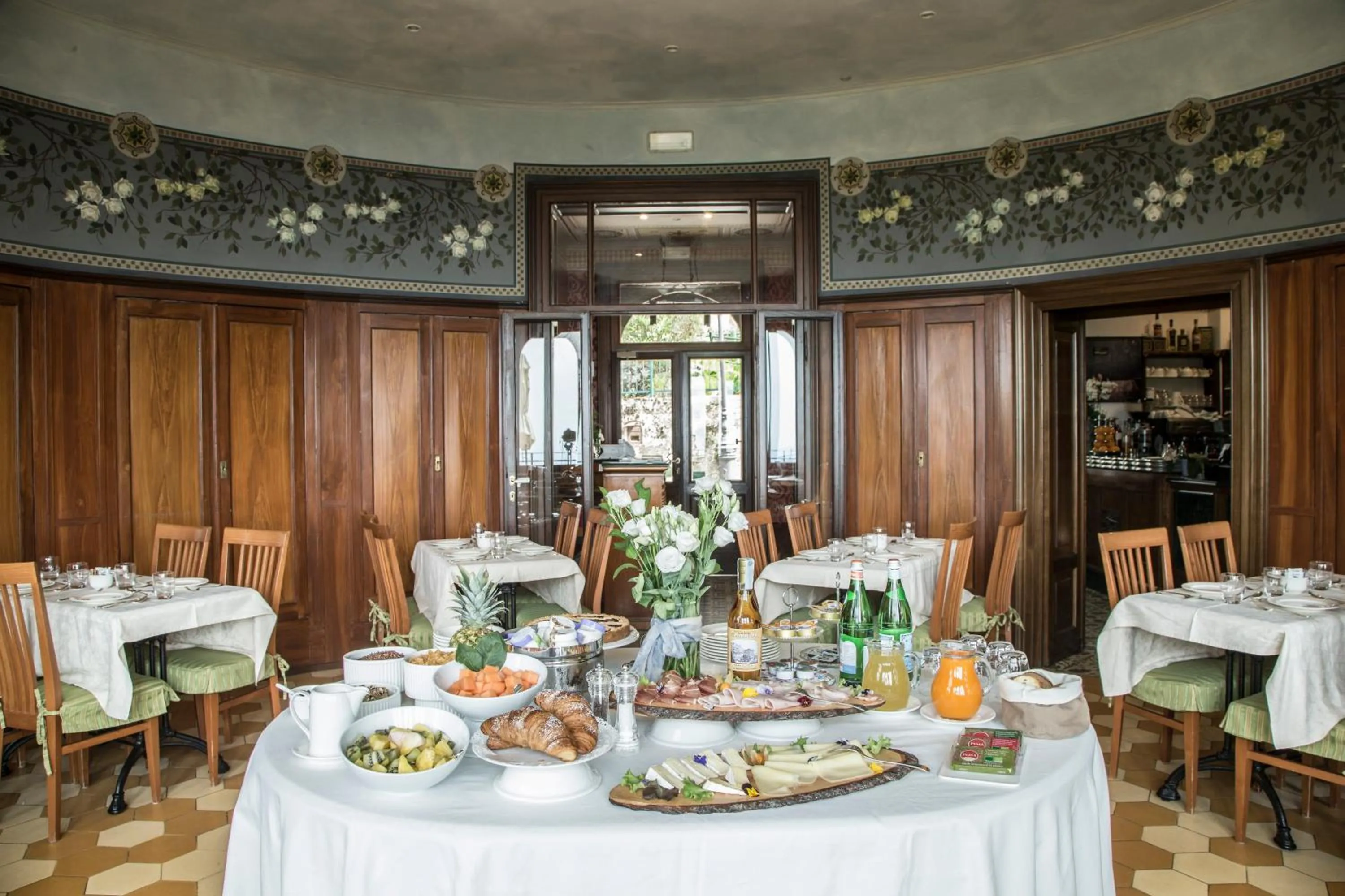 Restaurant/places to eat in Al Borducan Boutique Hotel