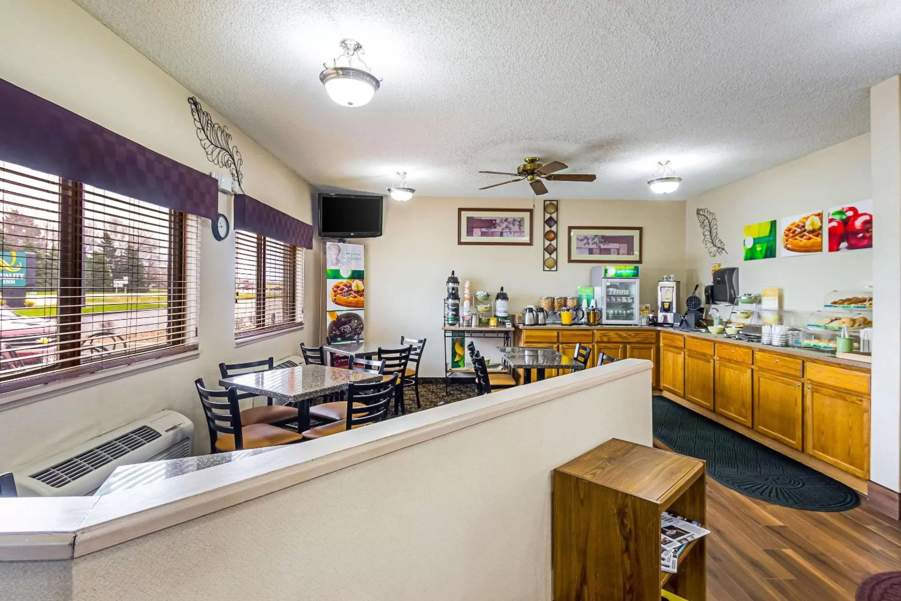 Lobby or reception, Restaurant/Places to Eat in Quality Inn Sheboygan