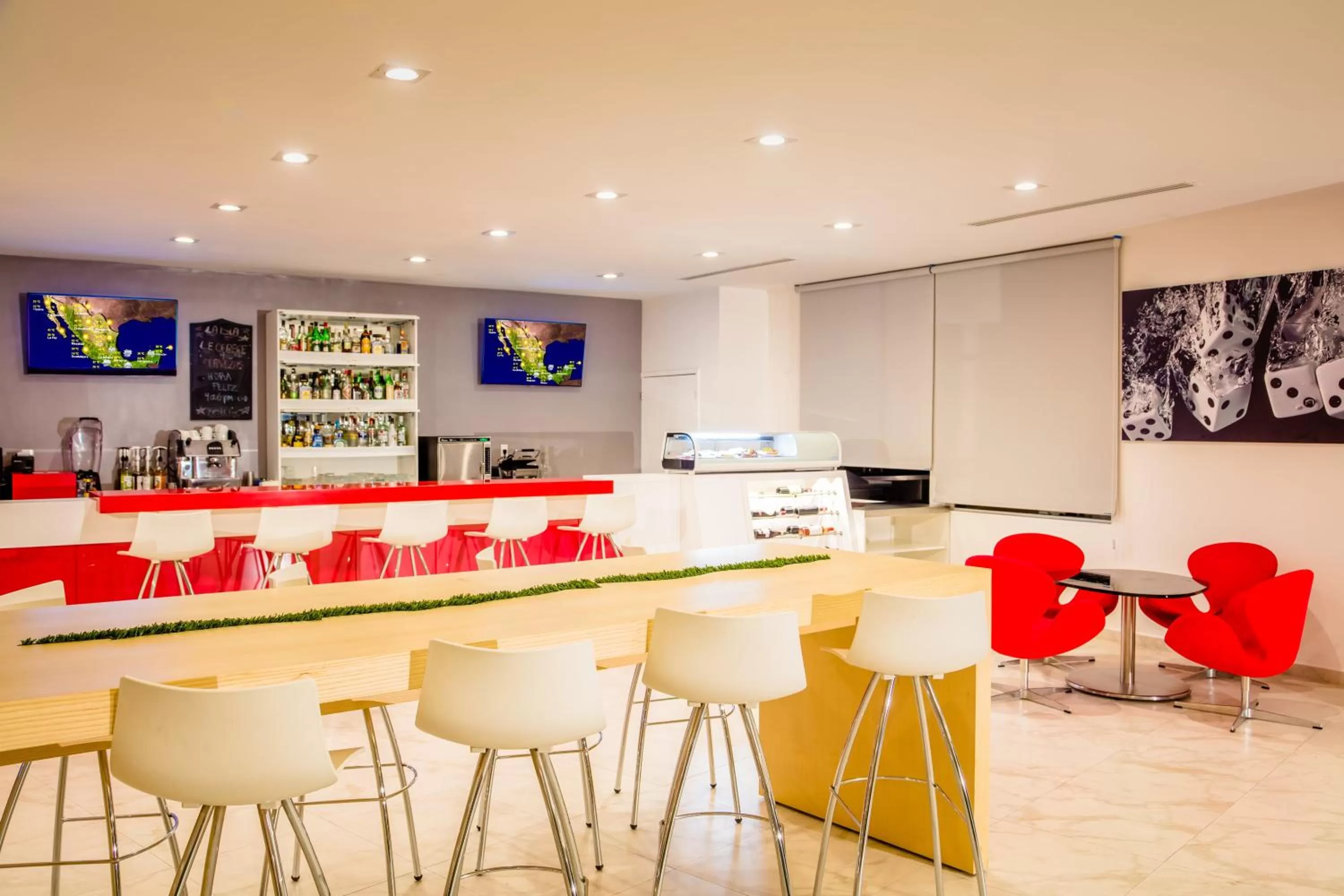 Restaurant/places to eat in Fiesta Inn Express Perinorte