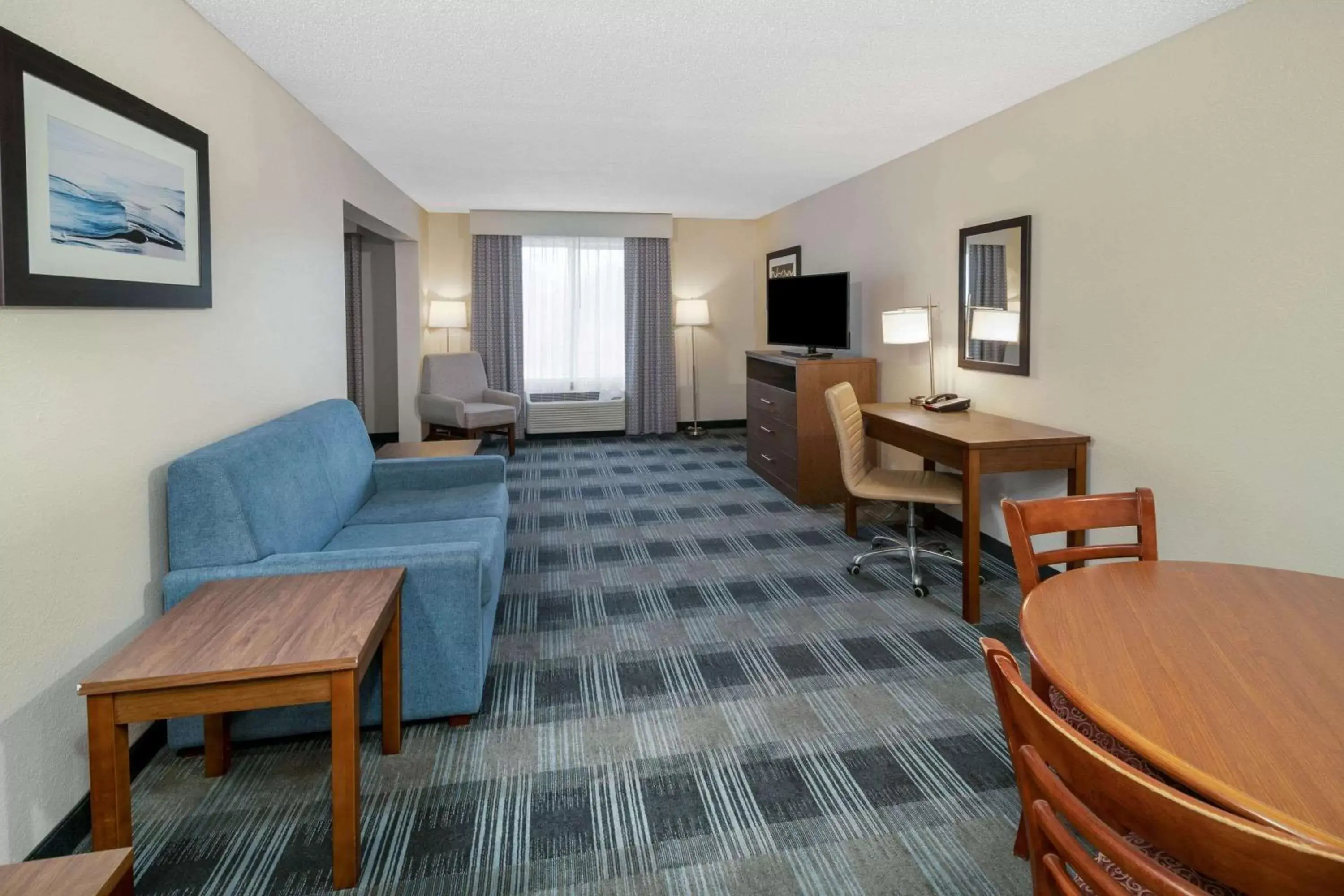 Photo of the whole room, Seating Area in Holiday Inn Express & Suites - Mobile - I-65, an IHG Hotel