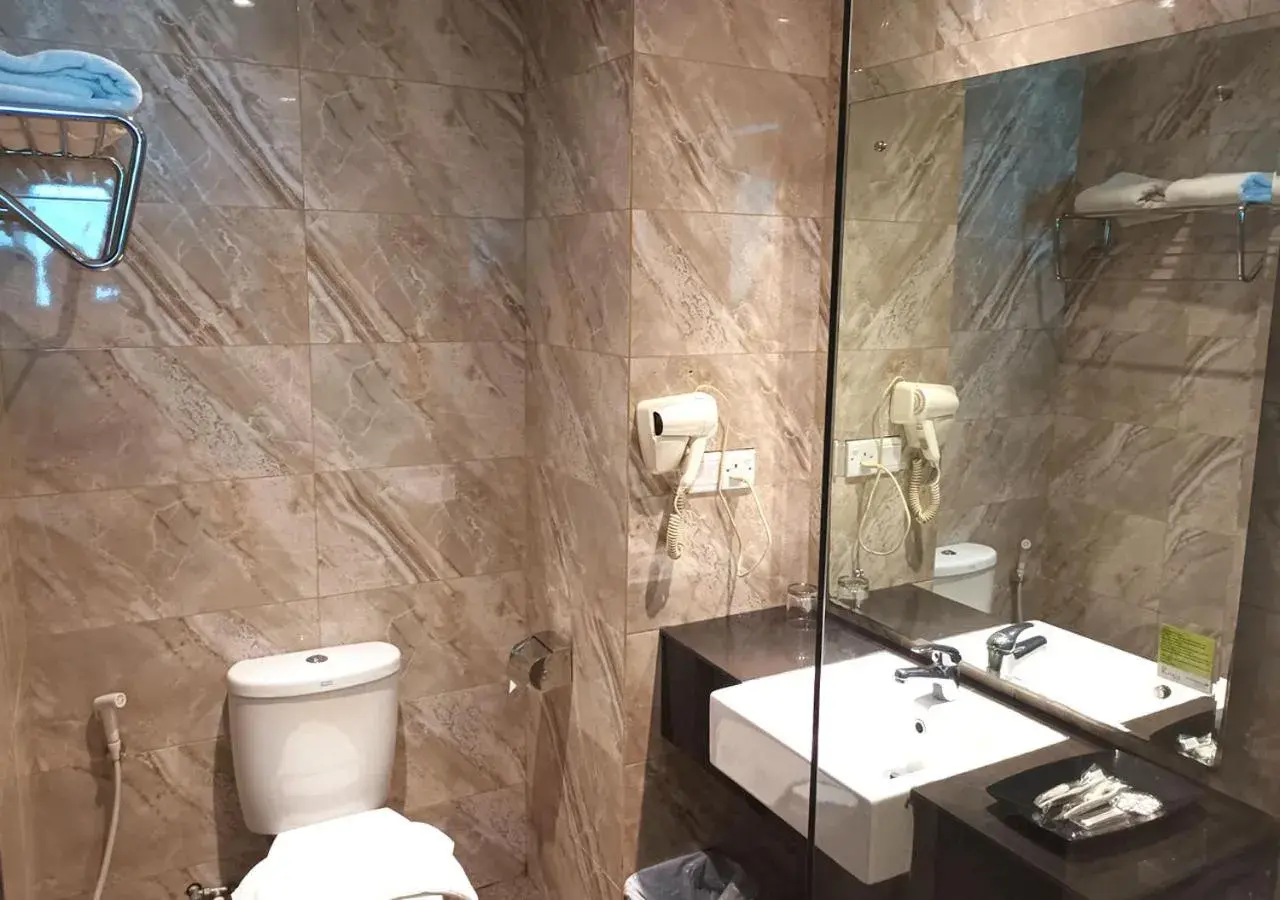 Bathroom in King's Hotel Nagoya Batam