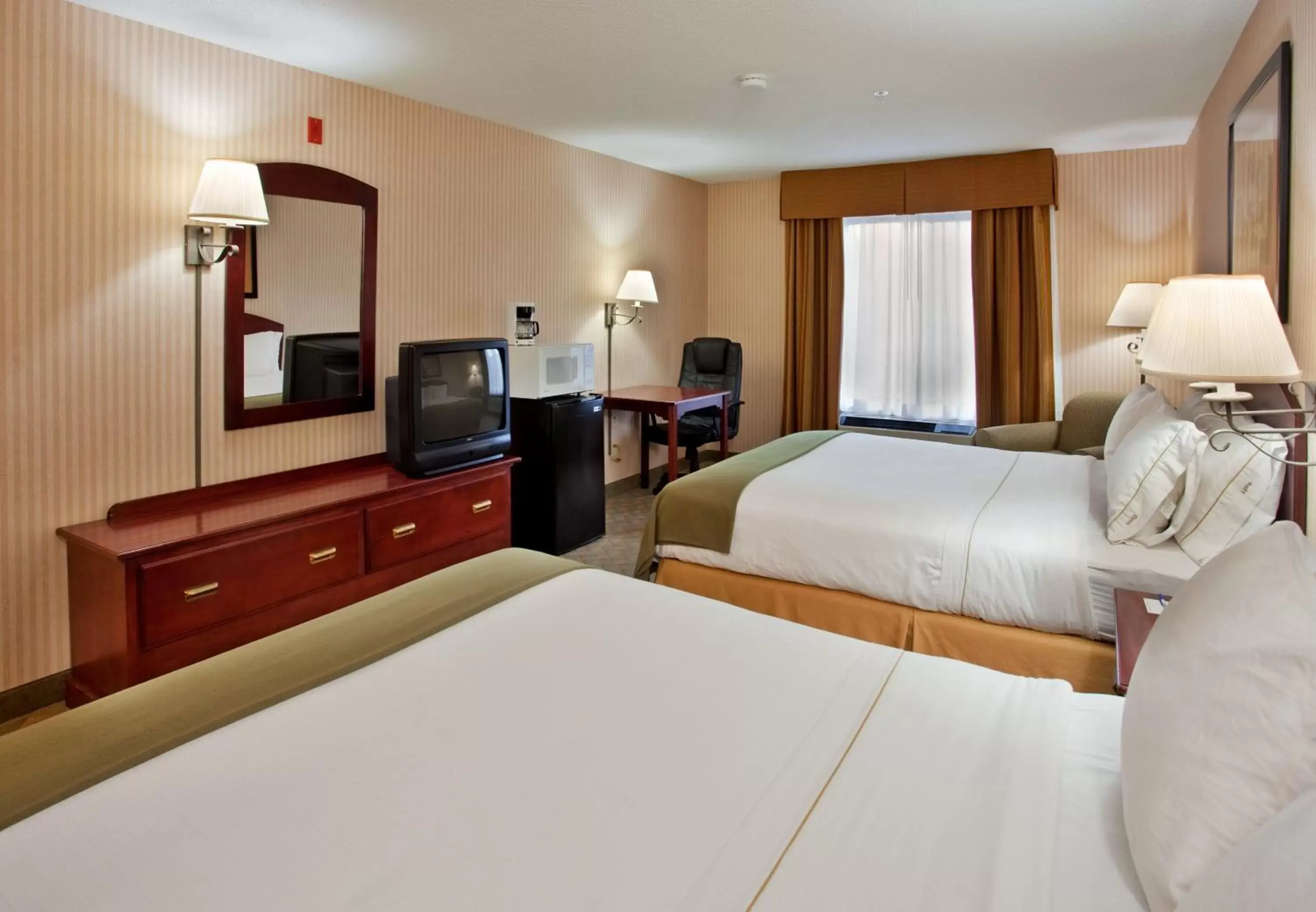 Photo of the whole room, Bed in Holiday Inn Express & Suites Lansing-Leavenworth, an IHG Hotel