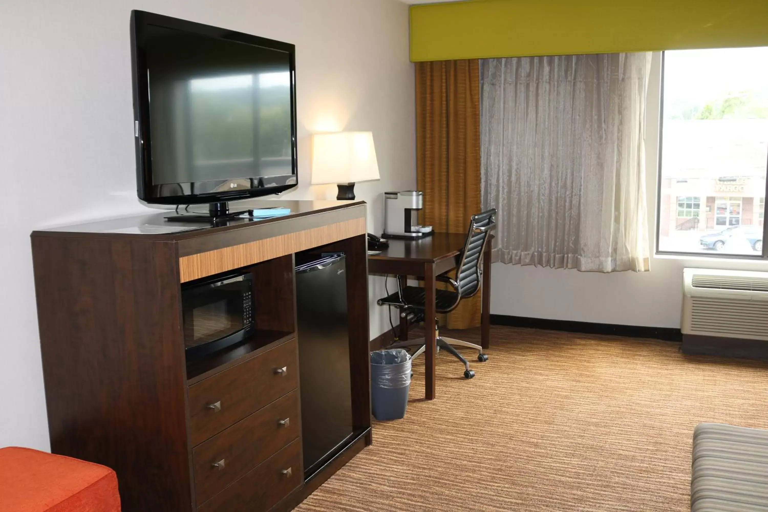 hair dresser, TV/Entertainment Center in Holiday Inn Danbury-Bethel at I-84, an IHG Hotel