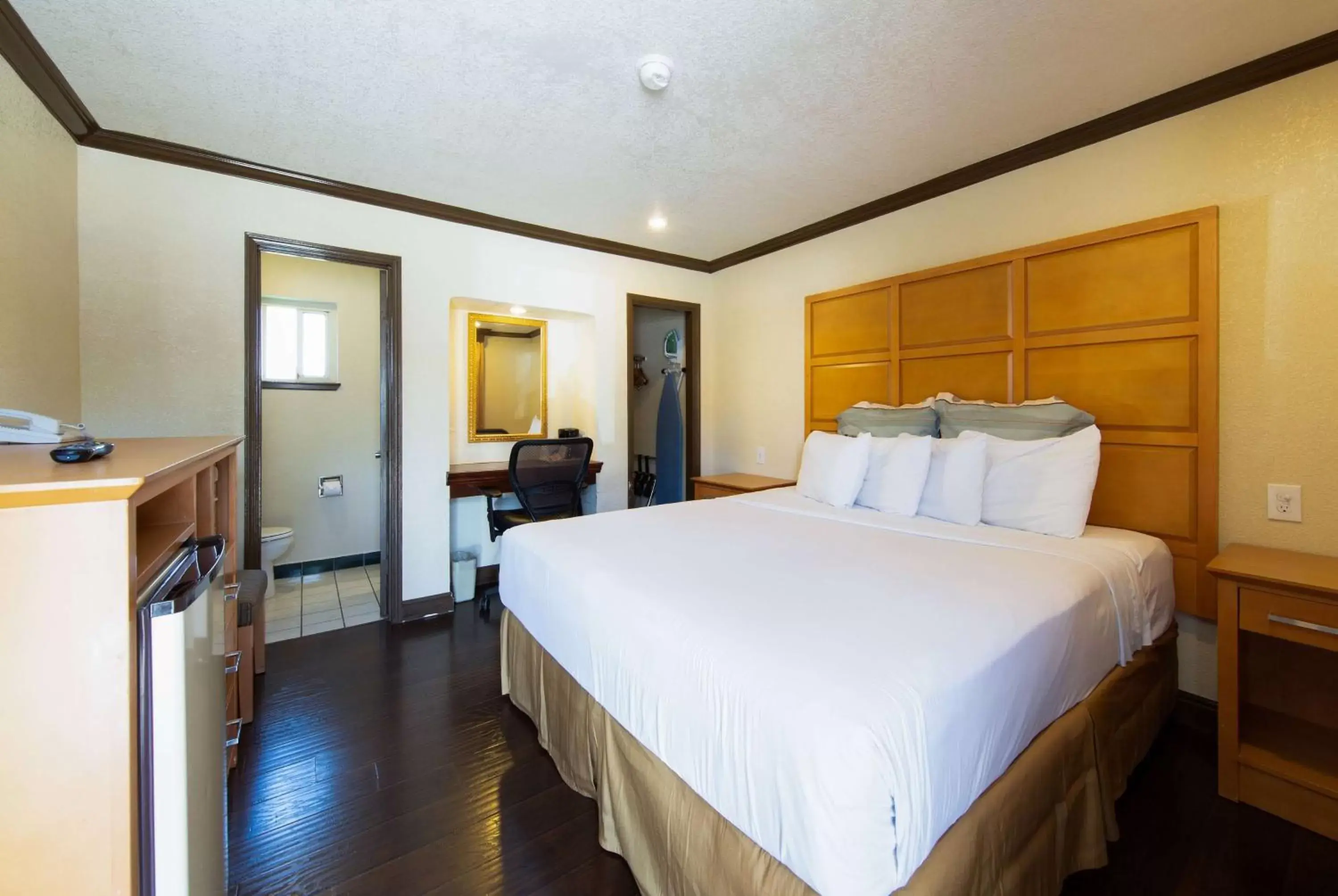 Photo of the whole room, Bed in Travelodge by Wyndham Merced Yosemite