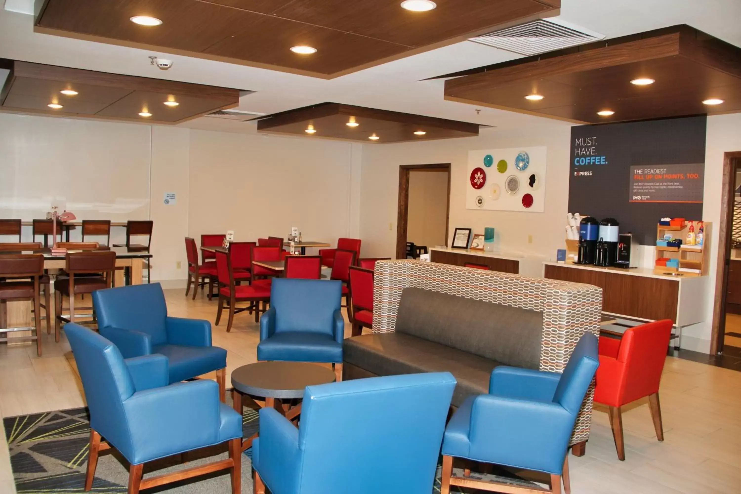Restaurant/places to eat, Lounge/Bar in Holiday Inn Express, an IHG Hotel