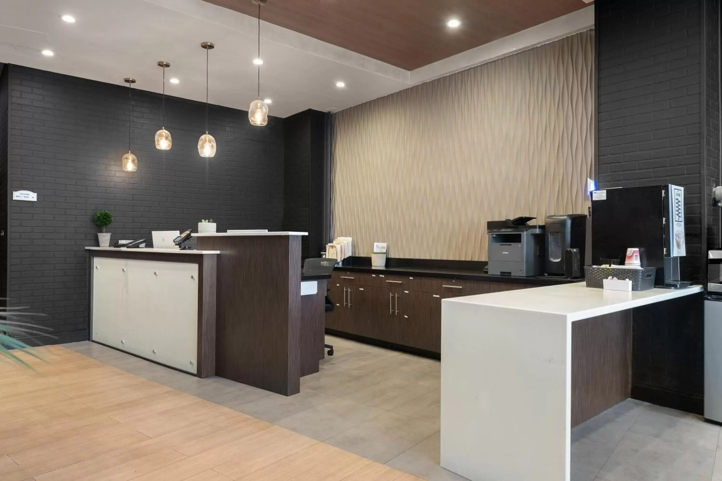 Lobby or reception, Kitchen/Kitchenette in Red Lion Inn & Suites Philadelphia