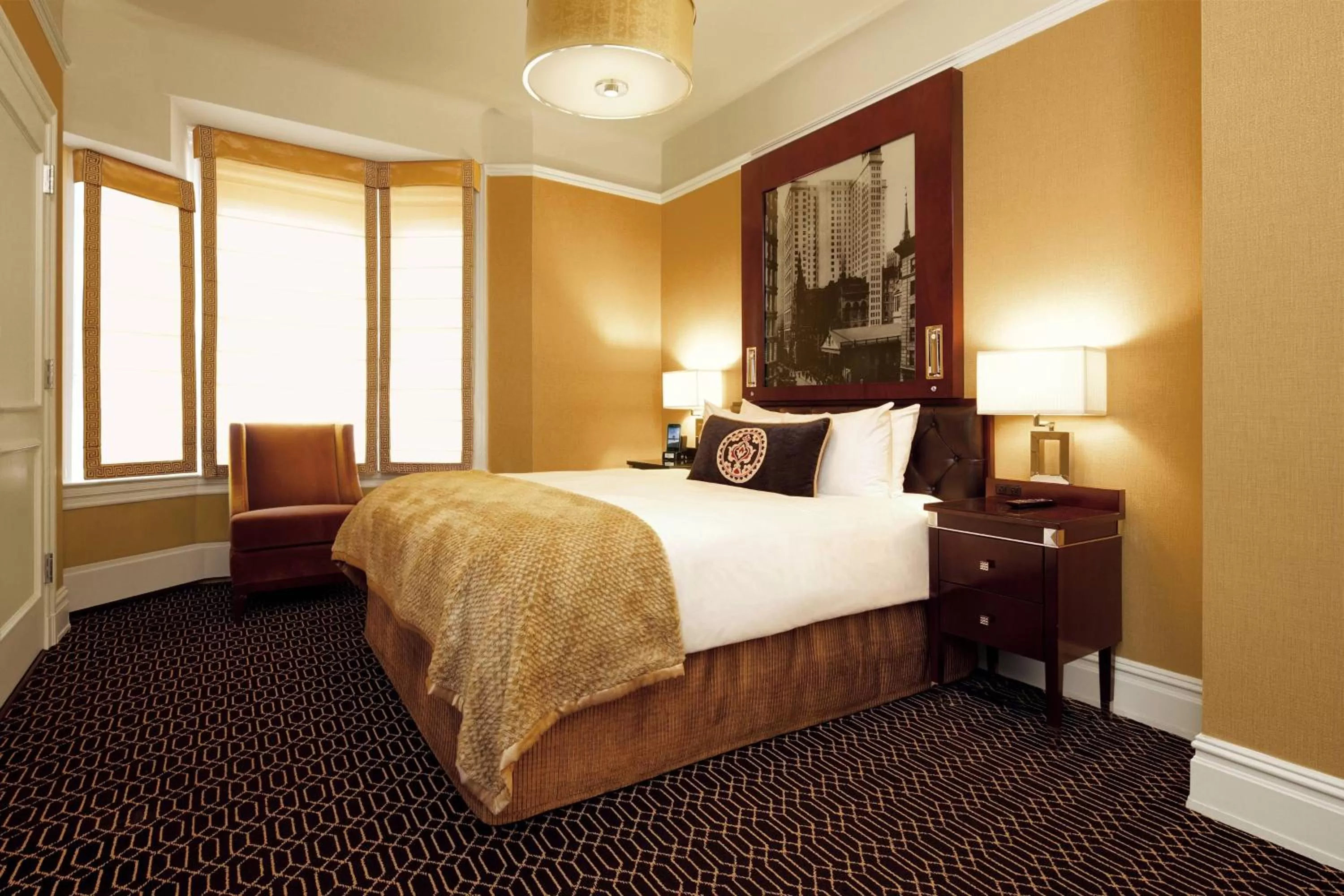 Photo of the whole room, Bed in The Algonquin Hotel Times Square, Autograph Collection