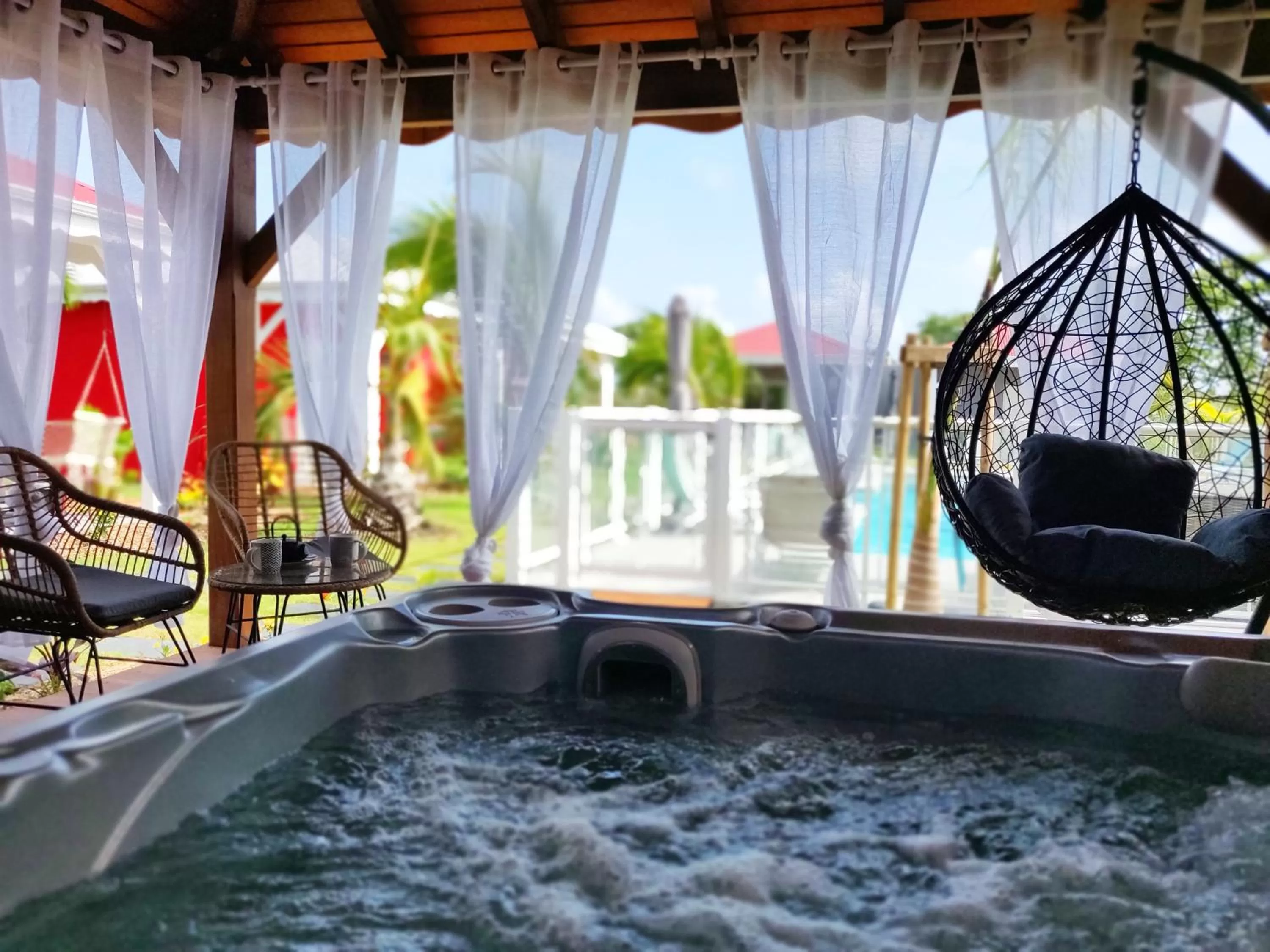 Hot Tub in Hôtel & Villa Le Cocotel