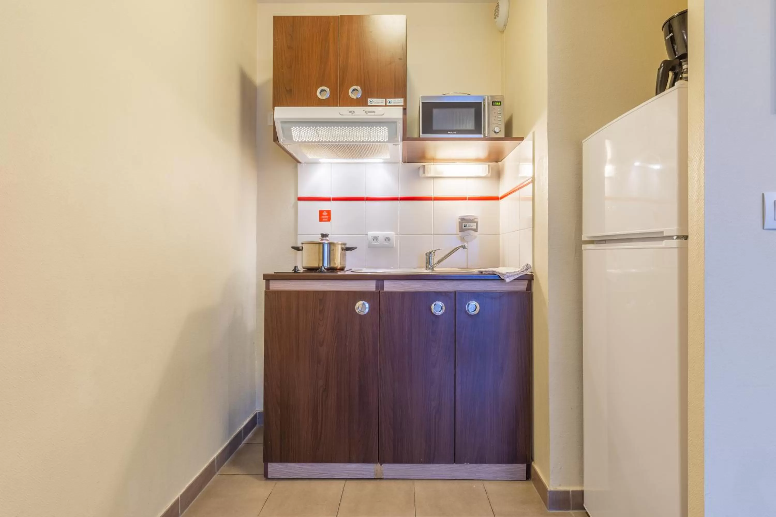 Kitchen or kitchenette in Zenitude Hôtel-Résidences Magny-les-Hameaux