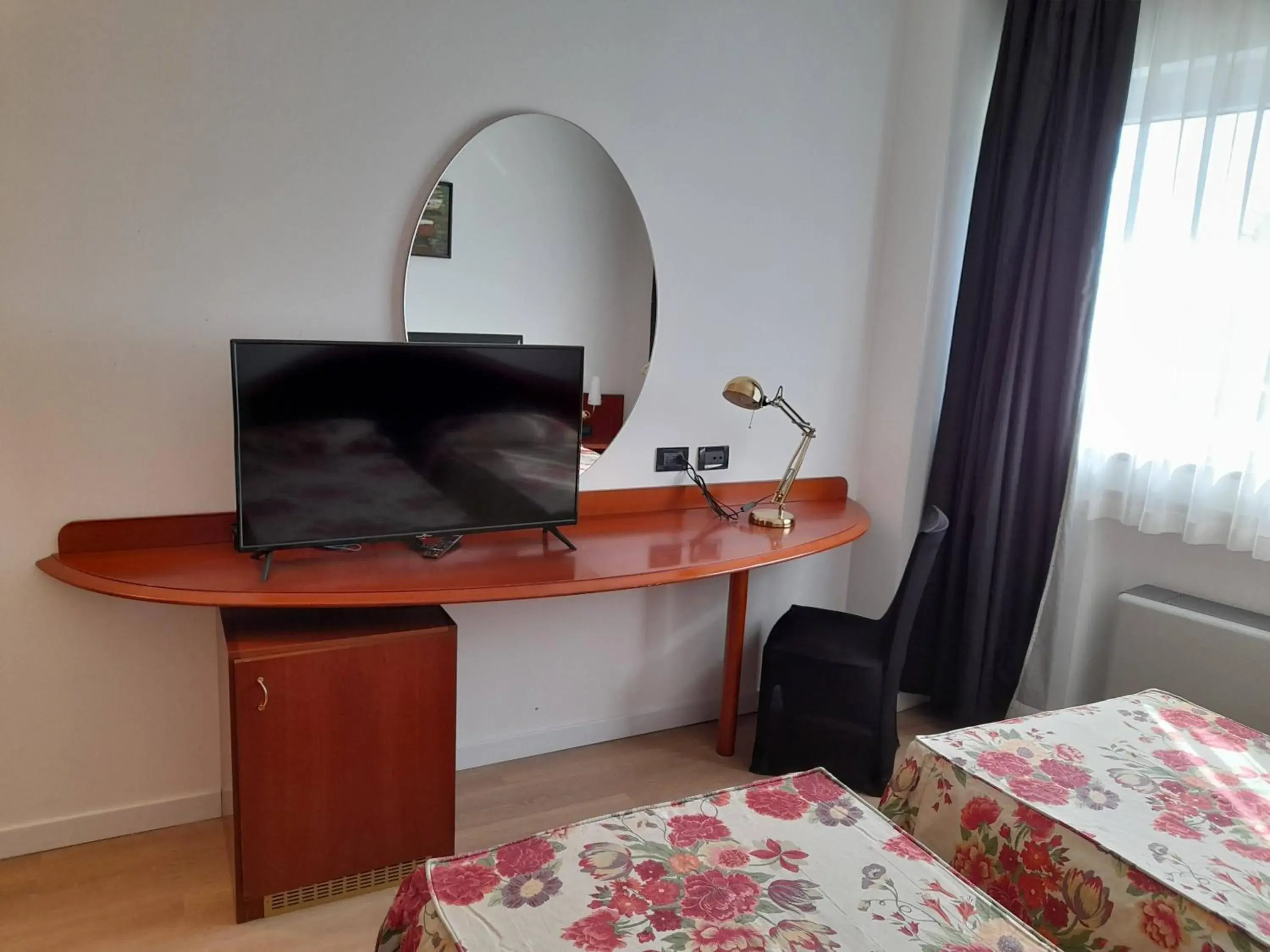 TV and multimedia, TV/Entertainment Center in Hotel Donizetti