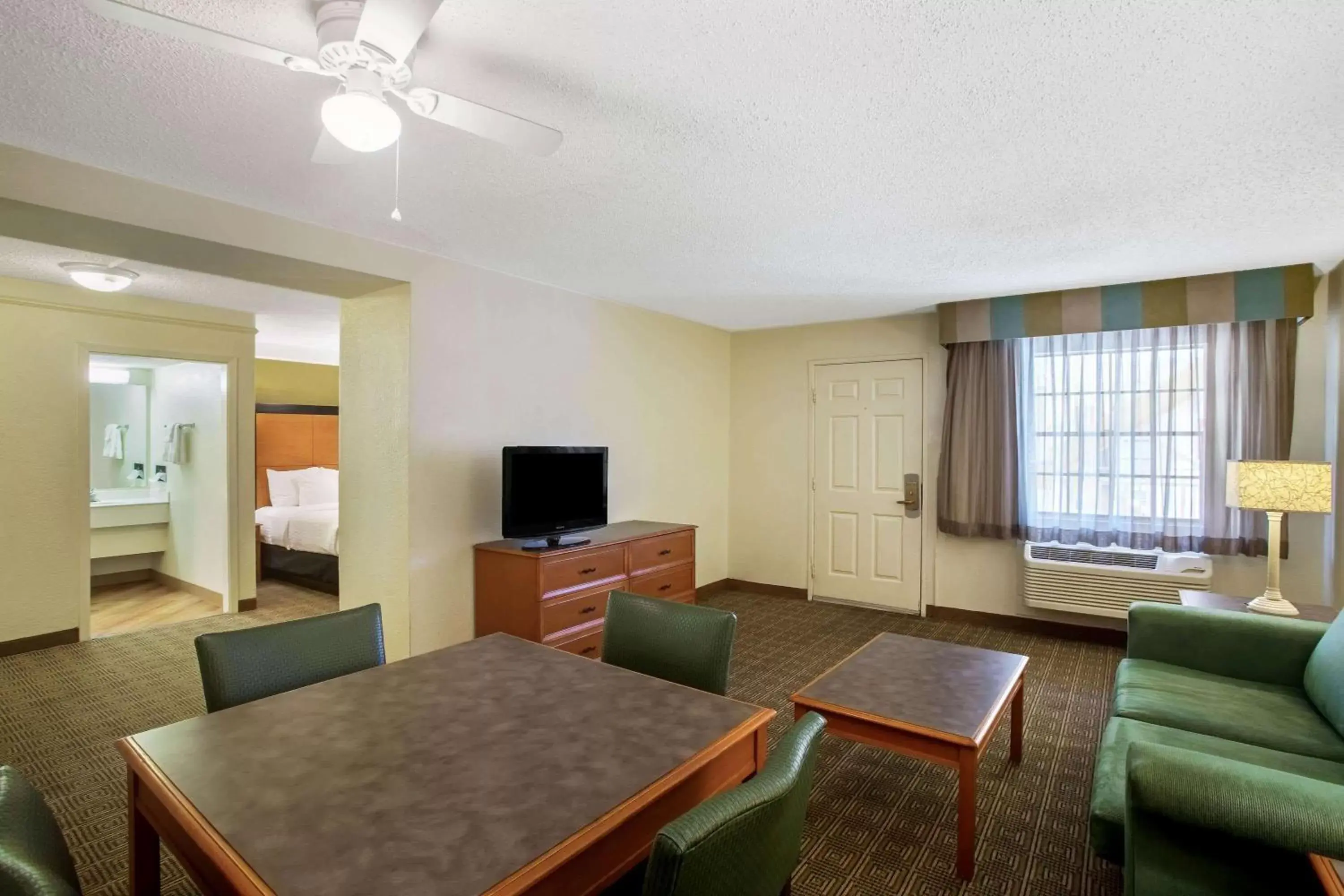 Photo of the whole room, Seating Area in La Quinta Inn by Wyndham Killeen - Fort Hood