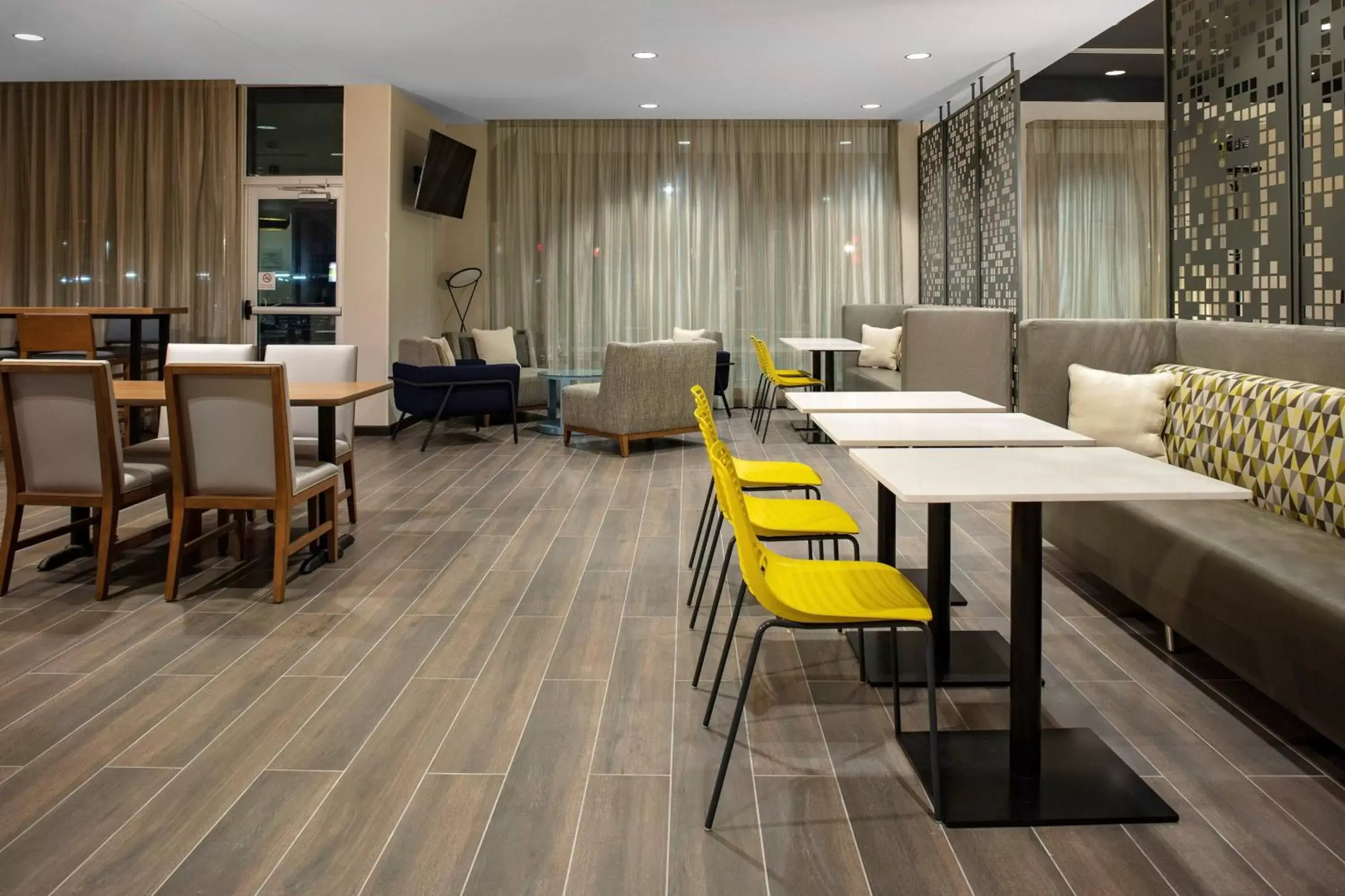 Lobby or reception, Restaurant/Places to Eat in TownePlace Suites by Marriott Orlando Airport