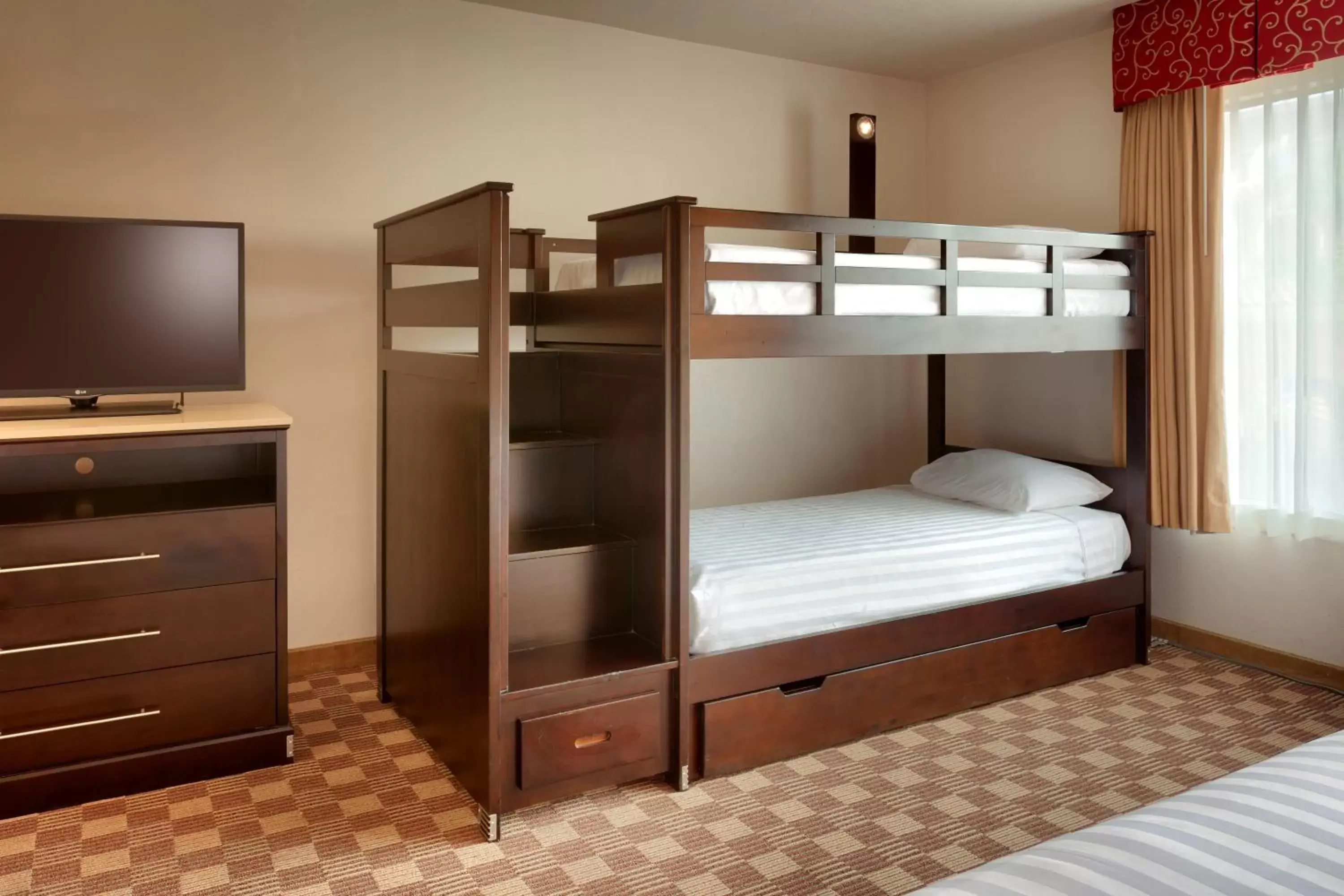 Bunk Bed in Cortona Inn & Suites
