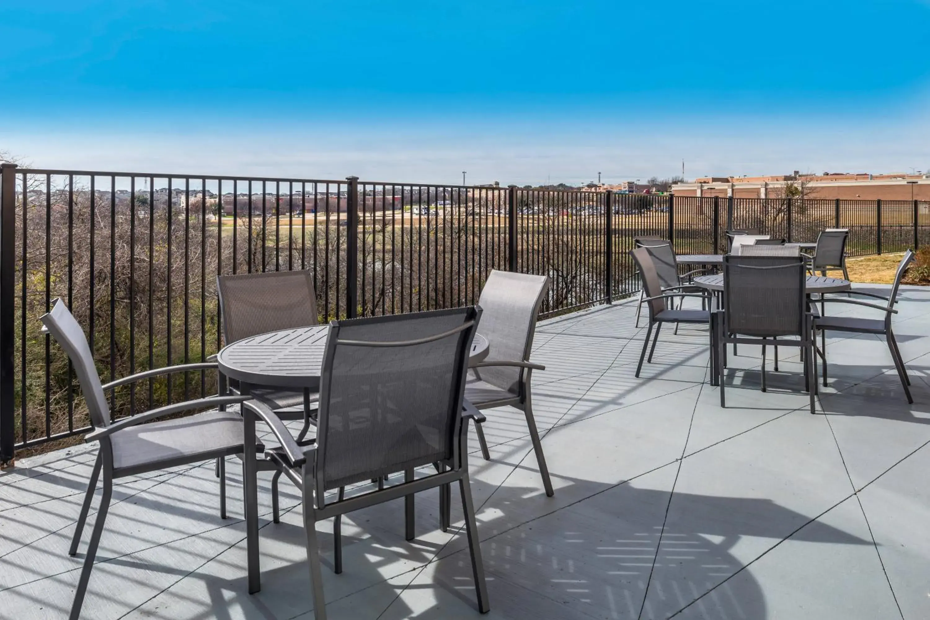 Property building, Balcony/Terrace in Fairfield Inn & Suites by Marriott Fort Worth Southwest at Cityview