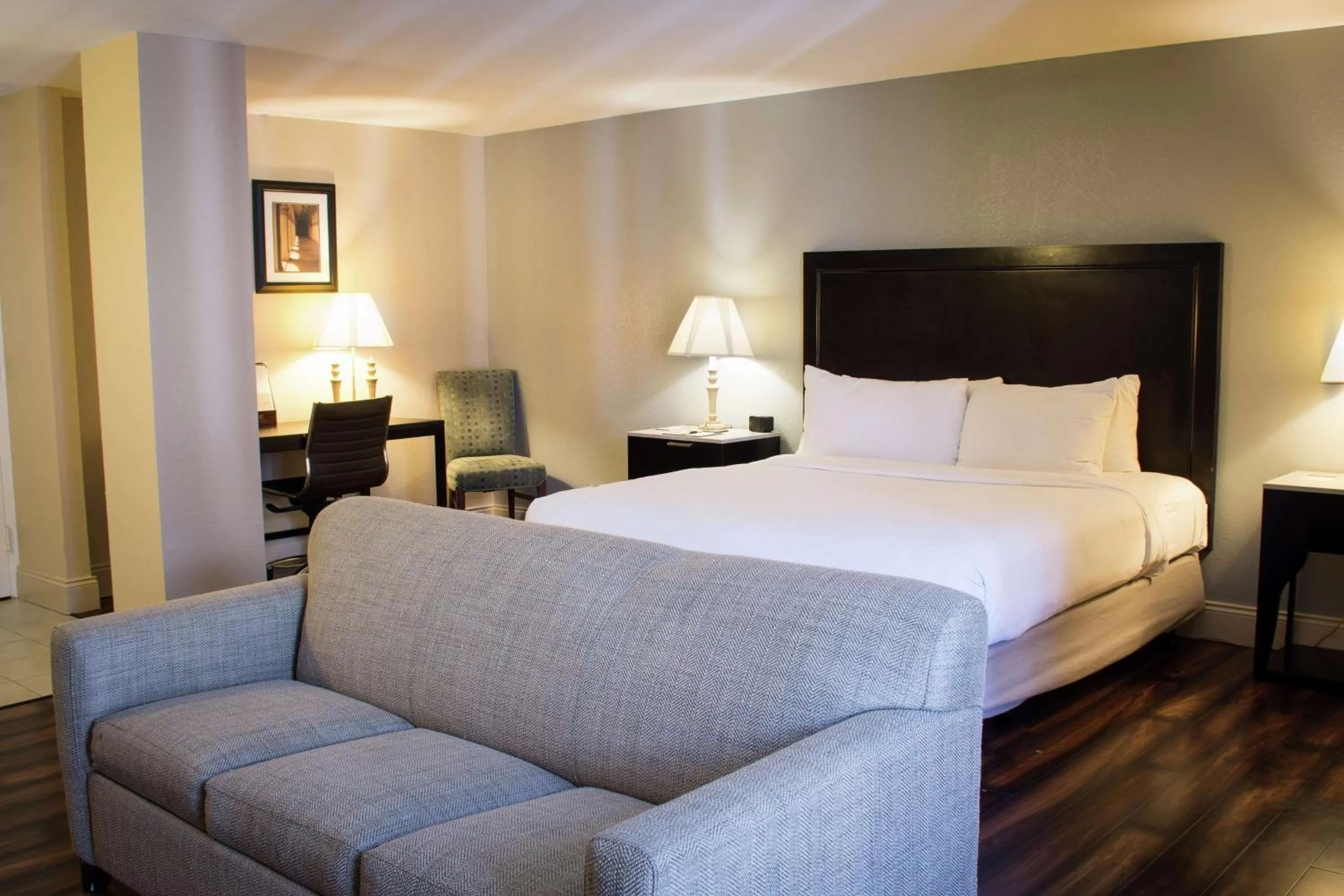 Bedroom, Bed in Midland Plaza Hotel