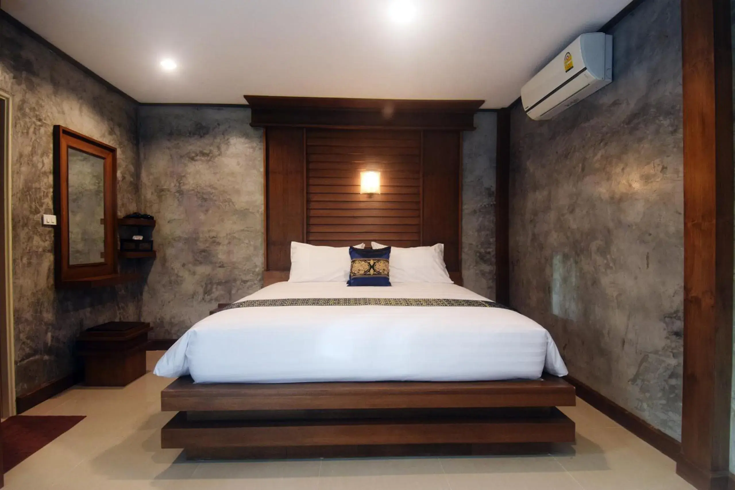 Photo of the whole room, Bed in BaanPhong Lanta