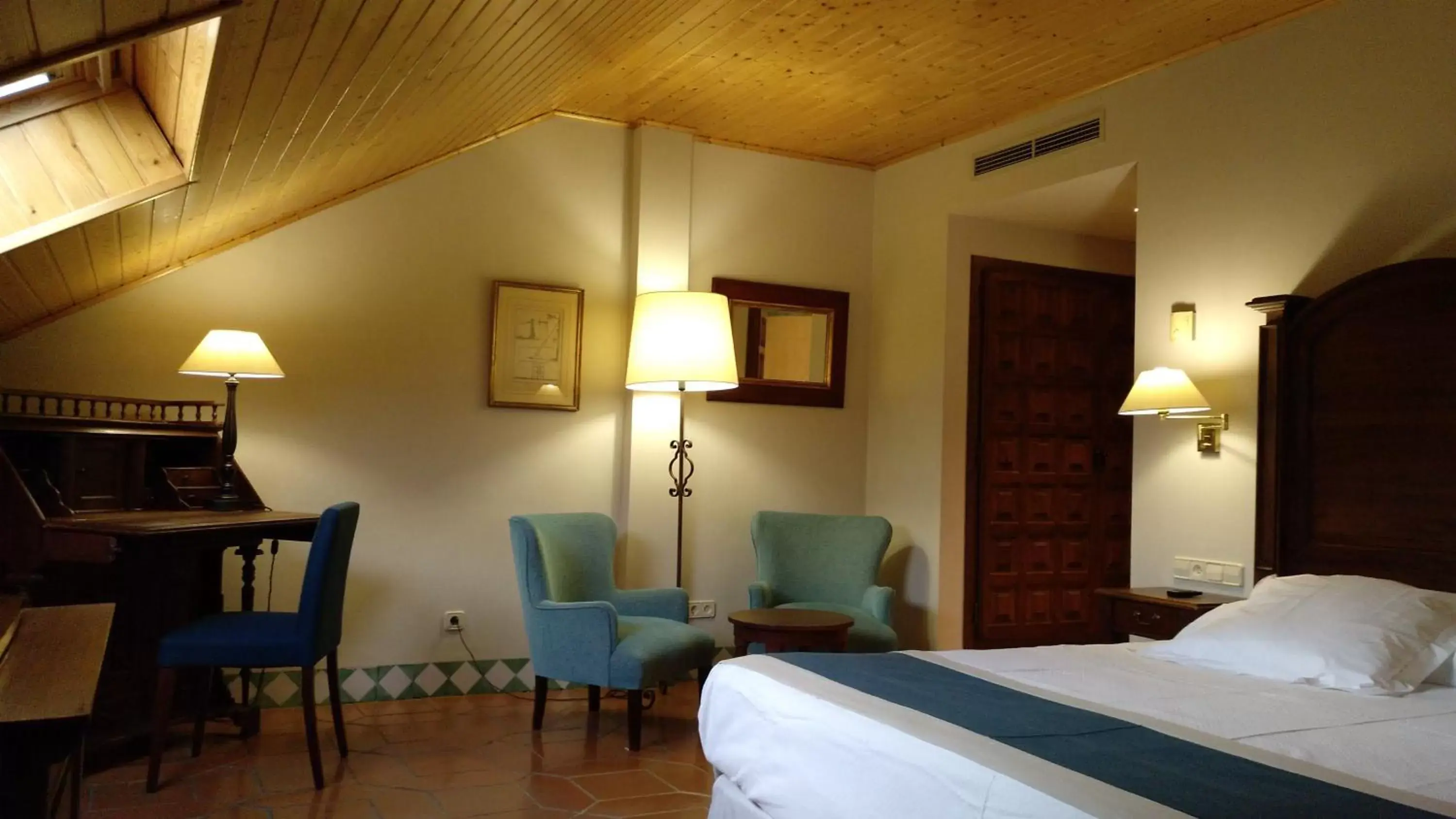 Photo of the whole room, Bed in Parador de Alcañiz