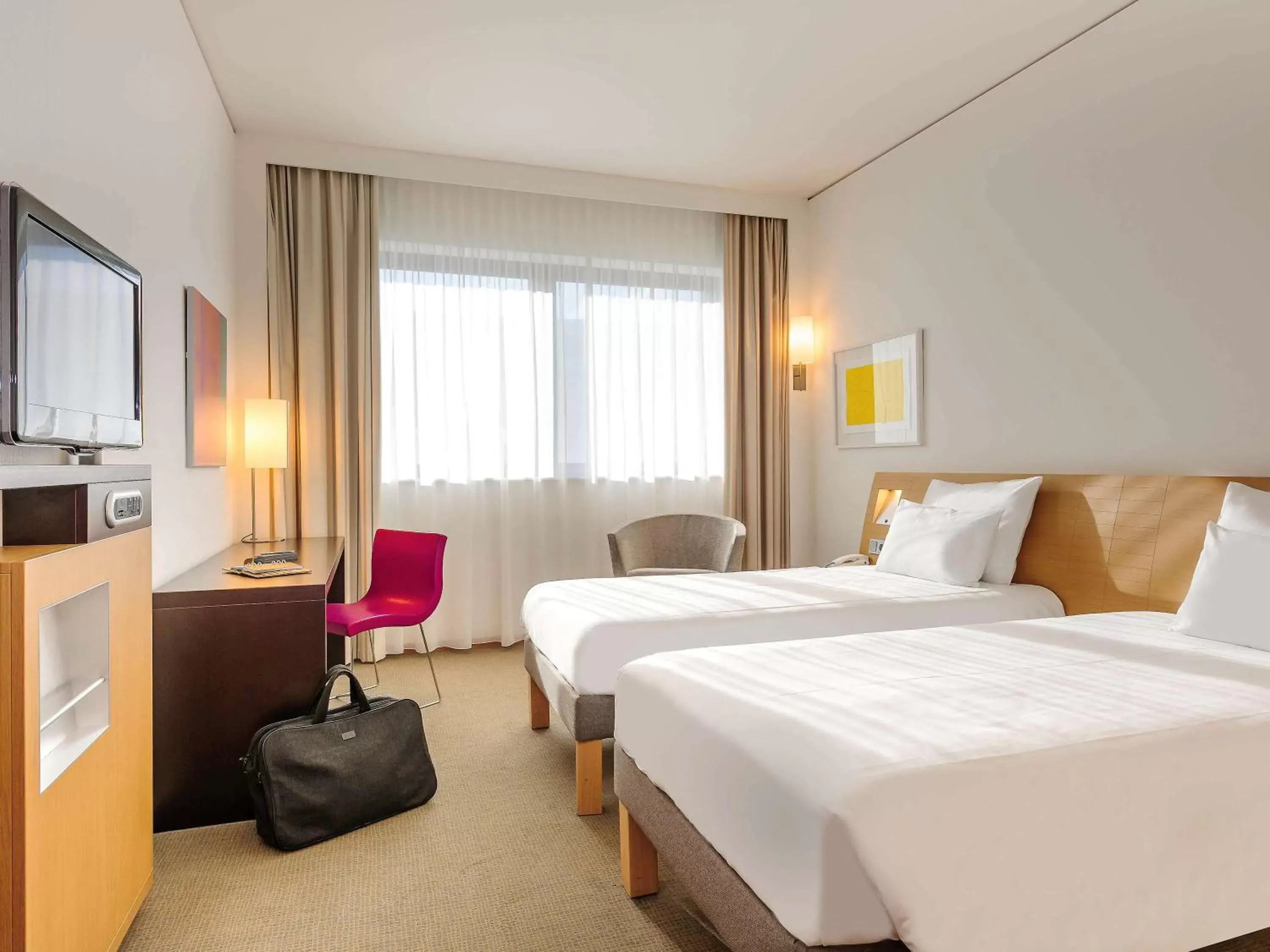 Photo of the whole room, Bed in Novotel München Airport