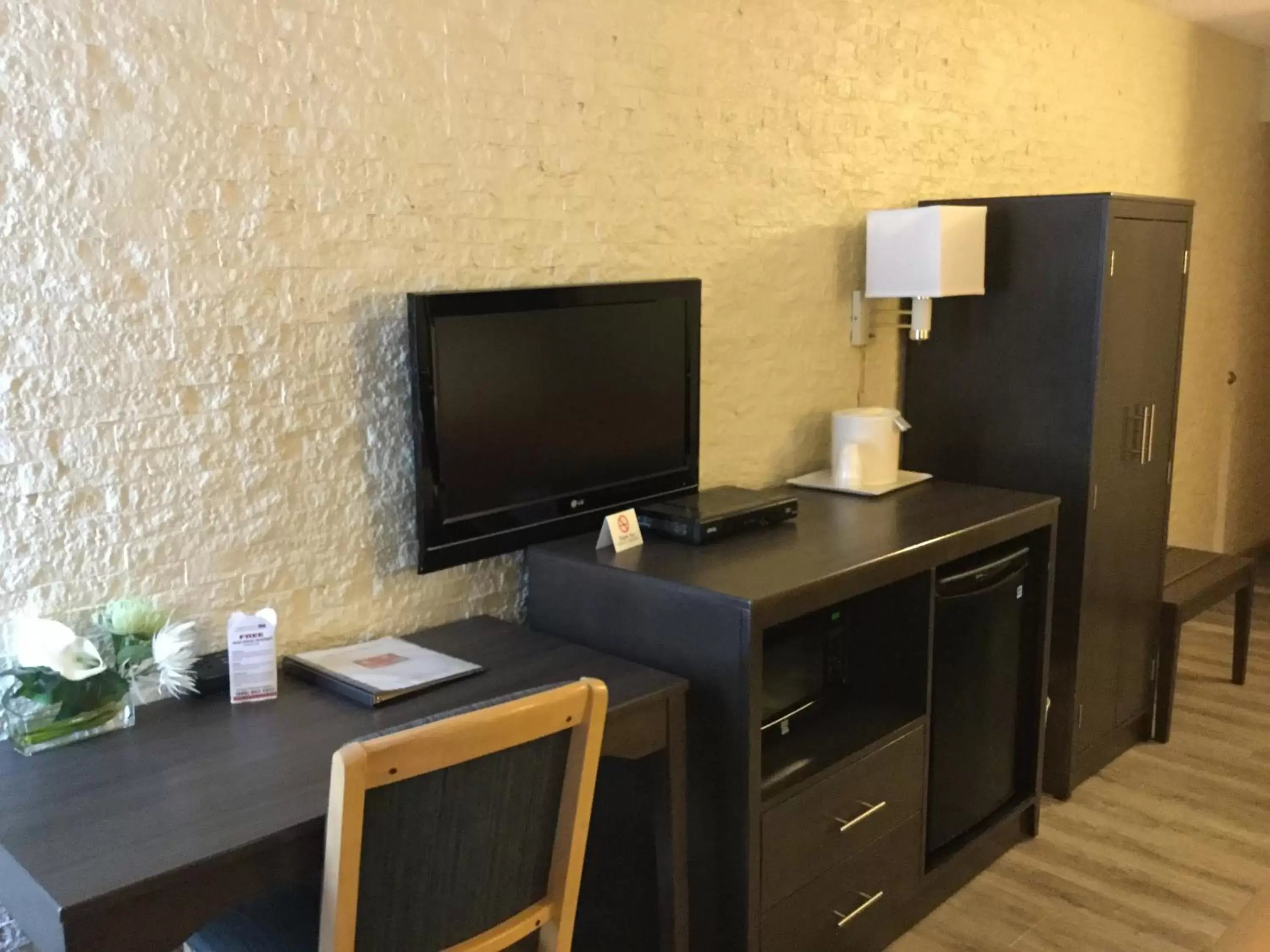 Bedroom, TV/Entertainment Center in Econo Lodge Metro