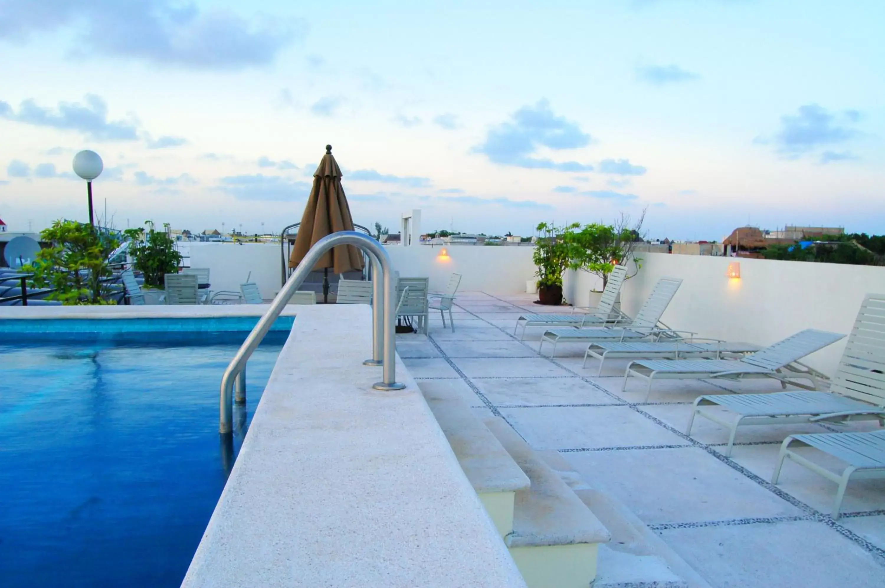 Swimming Pool in Hotel Los Itzaes by 5th av