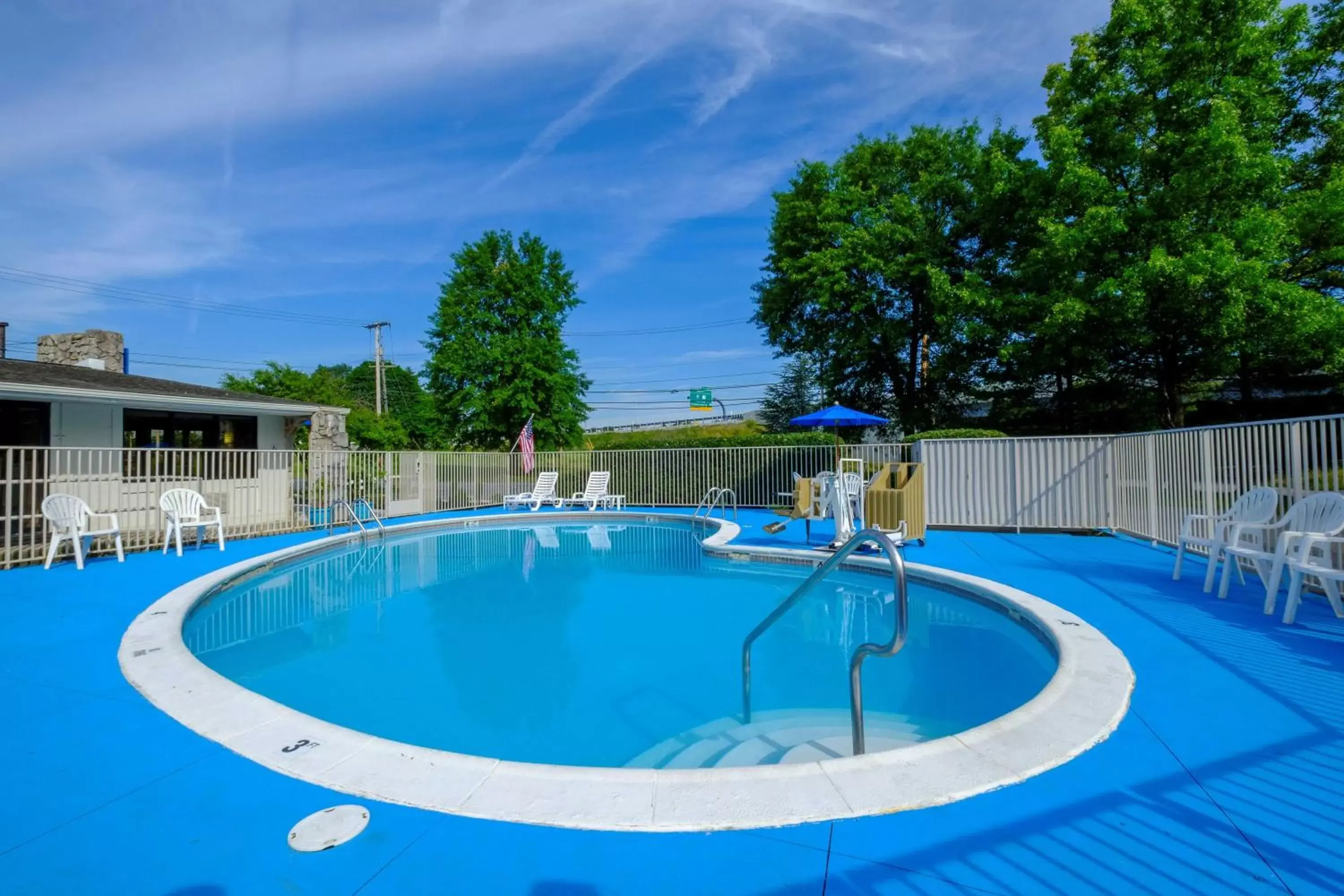 Swimming Pool in American Inn