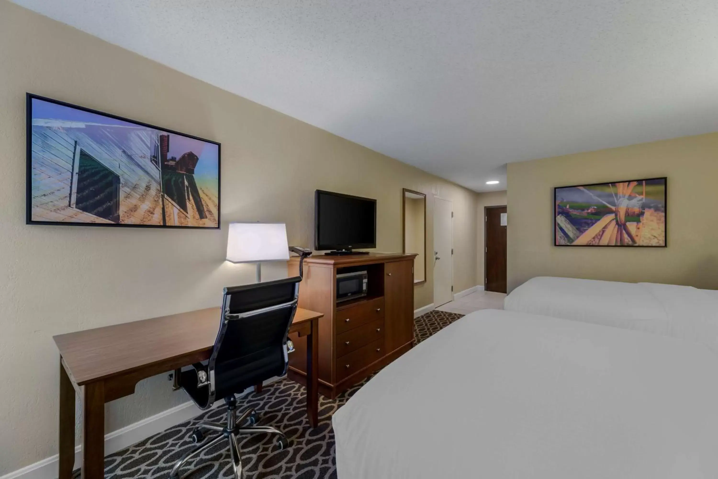 Bedroom, TV/Entertainment Center in Best Western Plus Wooster Hotel & Conference Center