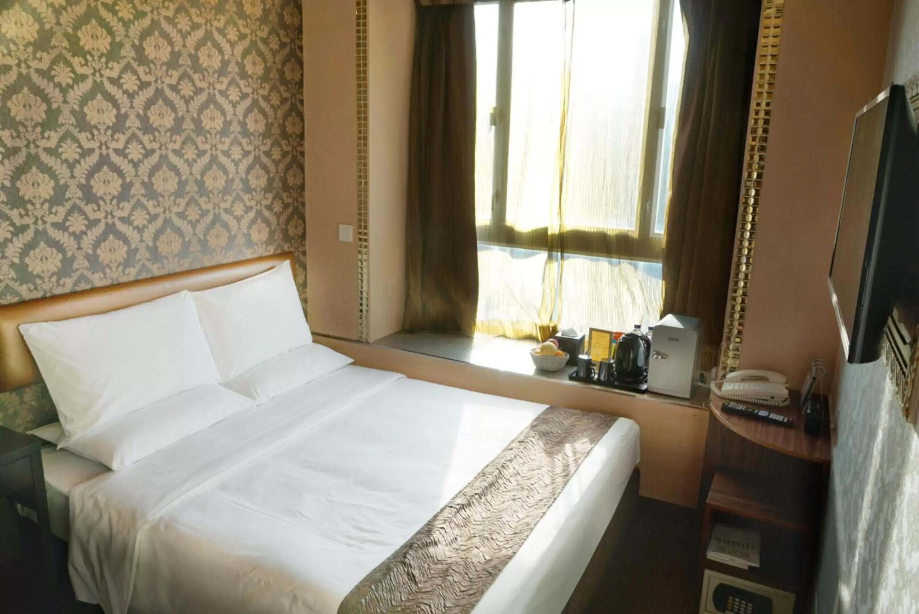 Photo of the whole room, Bed in Best Western Hotel Causeway Bay