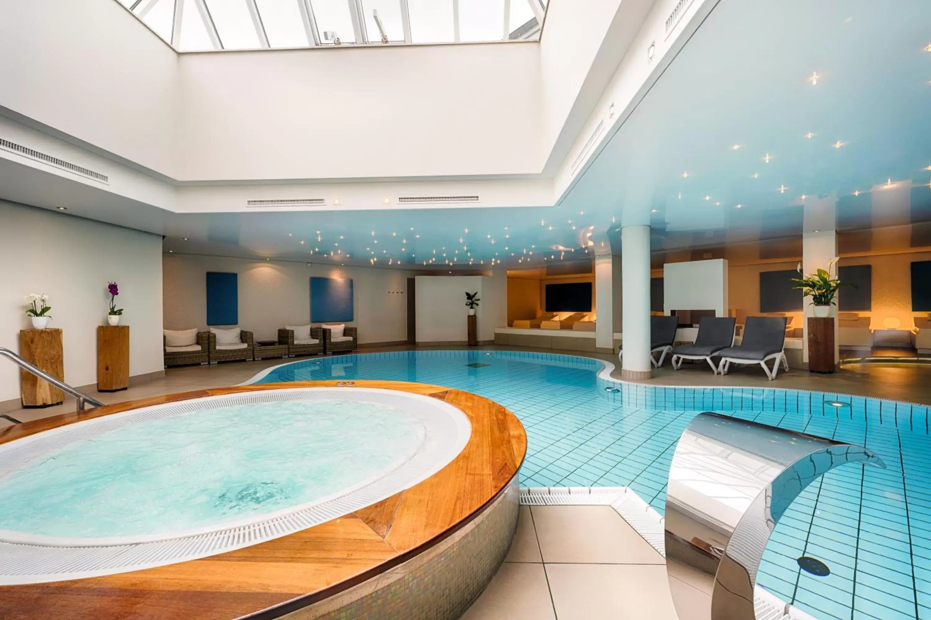 Hot Tub, Swimming Pool in Welcome Hotel Bad Arolsen