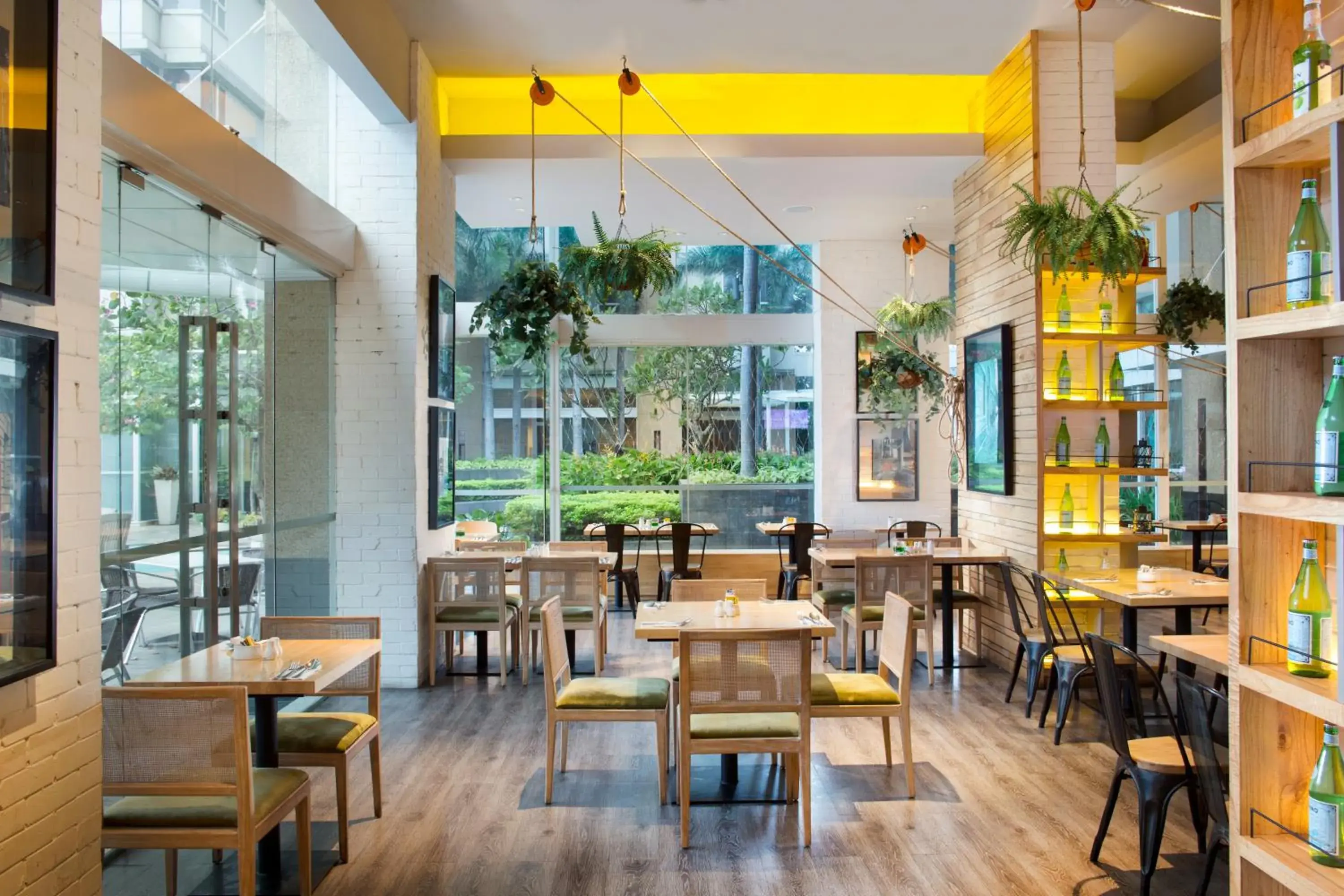 Restaurant/Places to Eat in Somerset Berlian Jakarta