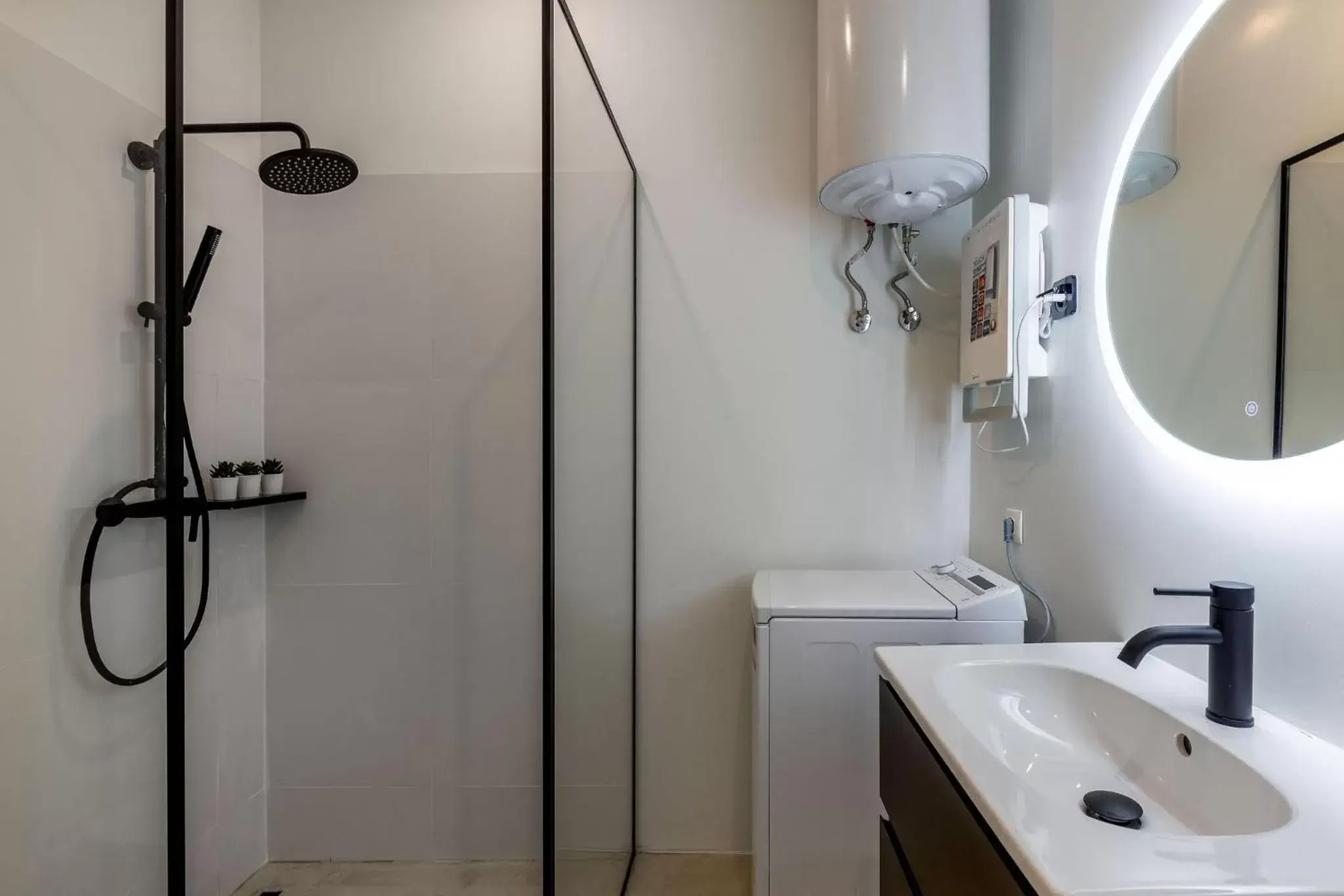 Shower, Bathroom in ZOIA The Met by UPSTREET