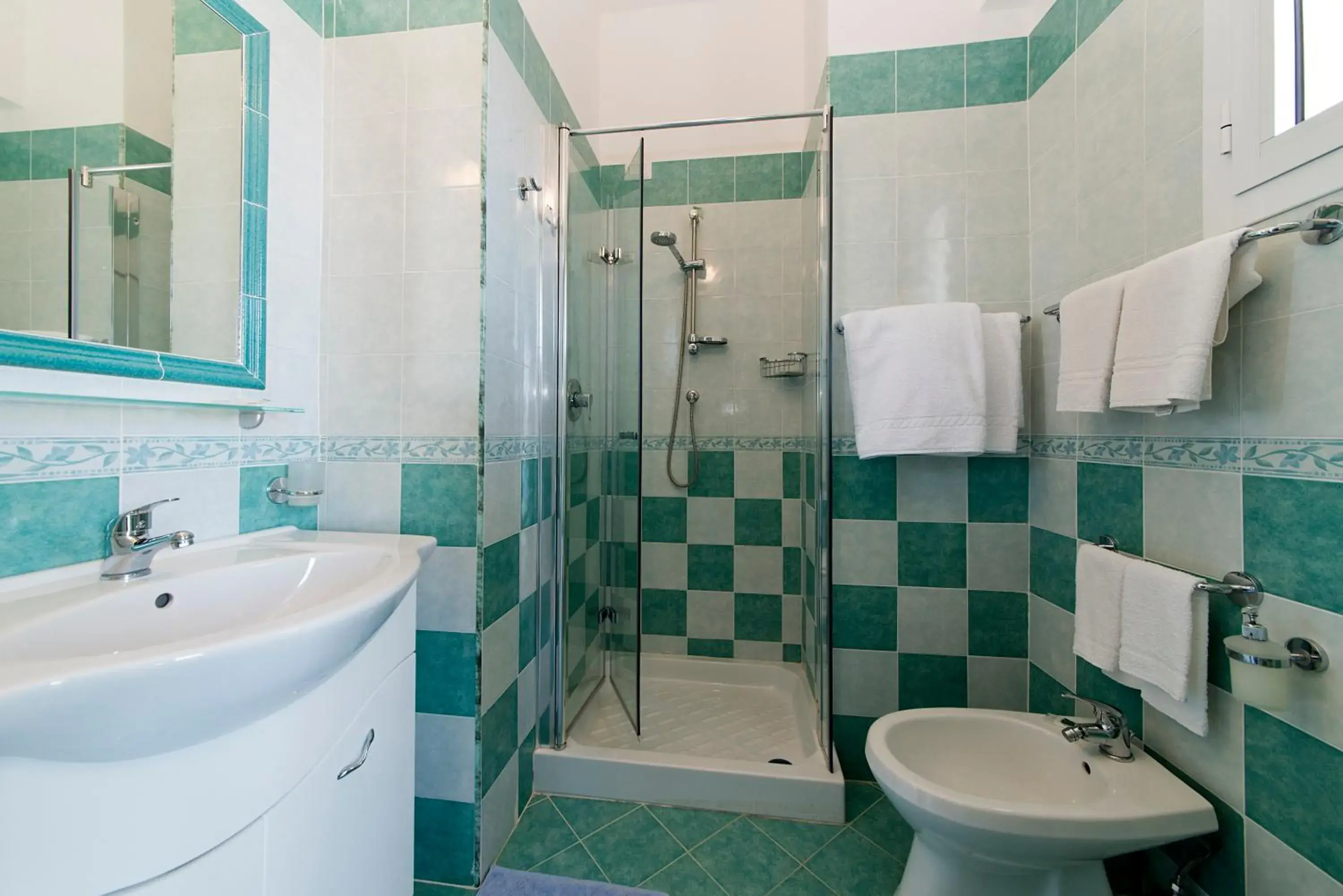 Shower, Bathroom in Hotel Giardino Delle Ninfe E La Fenice