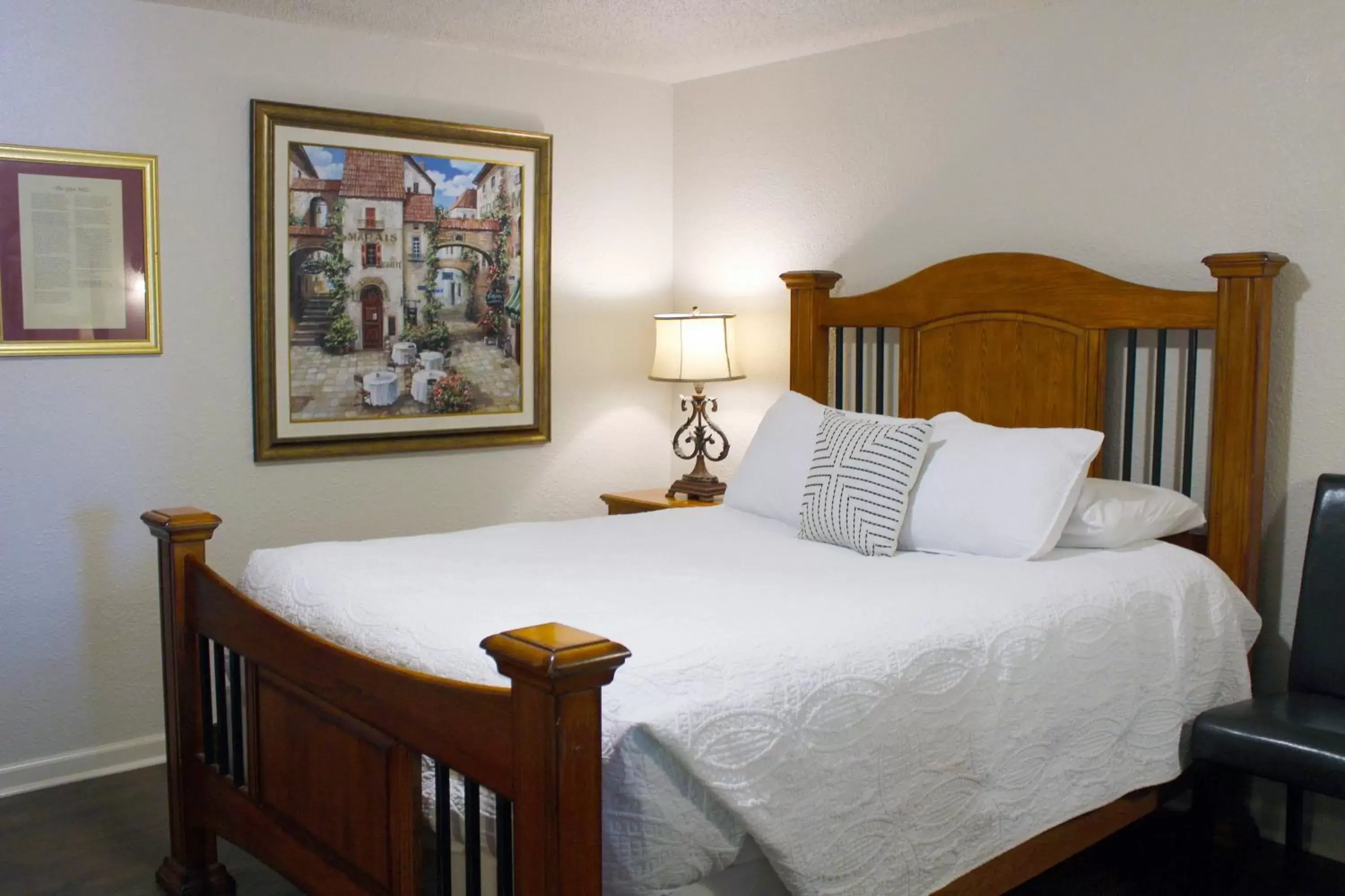 Bed in Silverton Inn & Suites